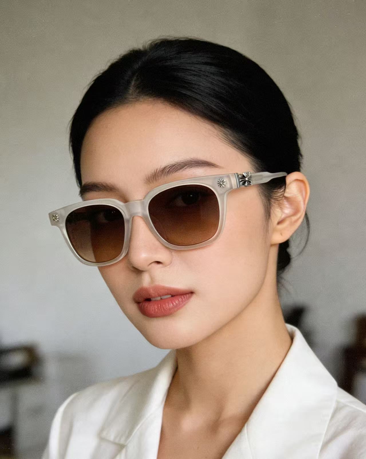 CHROMEHEART官网新作➕COX UCKER简约大方 很百搭的一款墨镜 男女可佩戴SIZE：52口