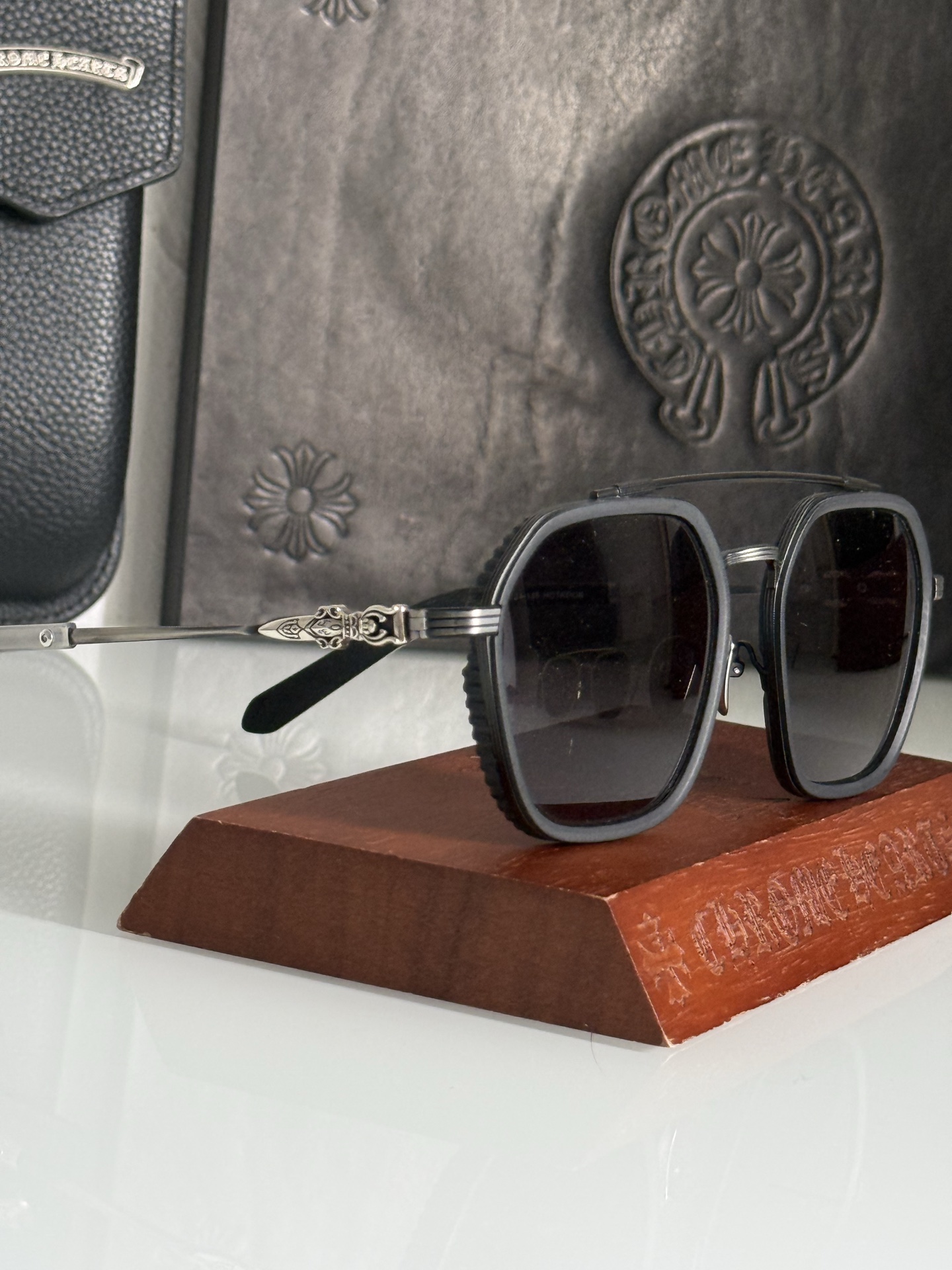 推荐CHROME HEART系列 超级有型有质感 镜面风镜设计 镜腿内镶嵌十字架铜针 细节满分 低调奢华