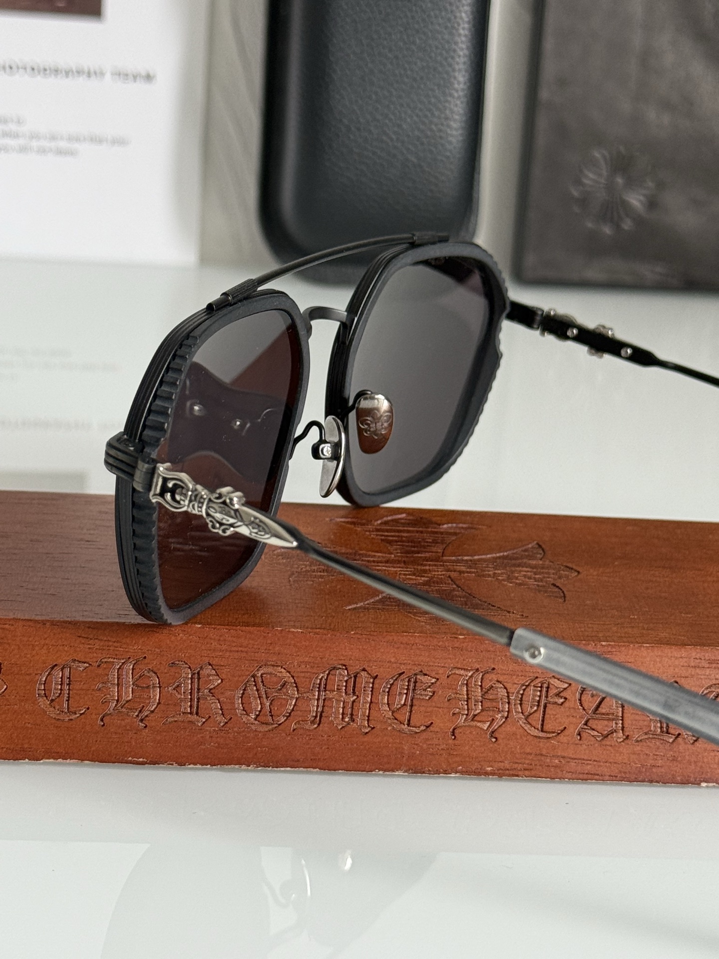 推荐CHROME HEART系列 超级有型有质感 镜面风镜设计 镜腿内镶嵌十字架铜针 细节满分 低调奢华