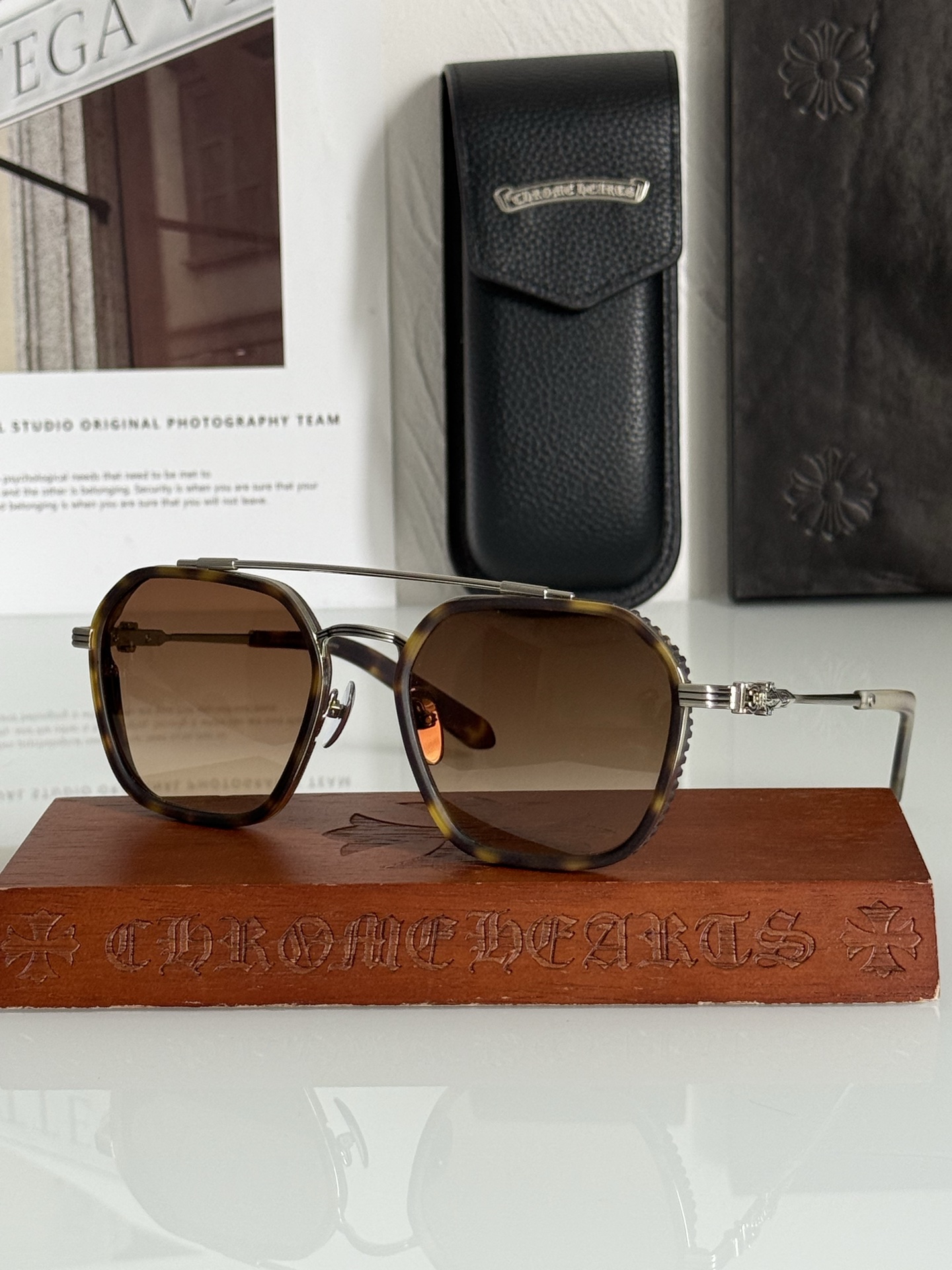 推荐CHROME HEART系列 超级有型有质感 镜面风镜设计 镜腿内镶嵌十字架铜针 细节满分 低调奢华