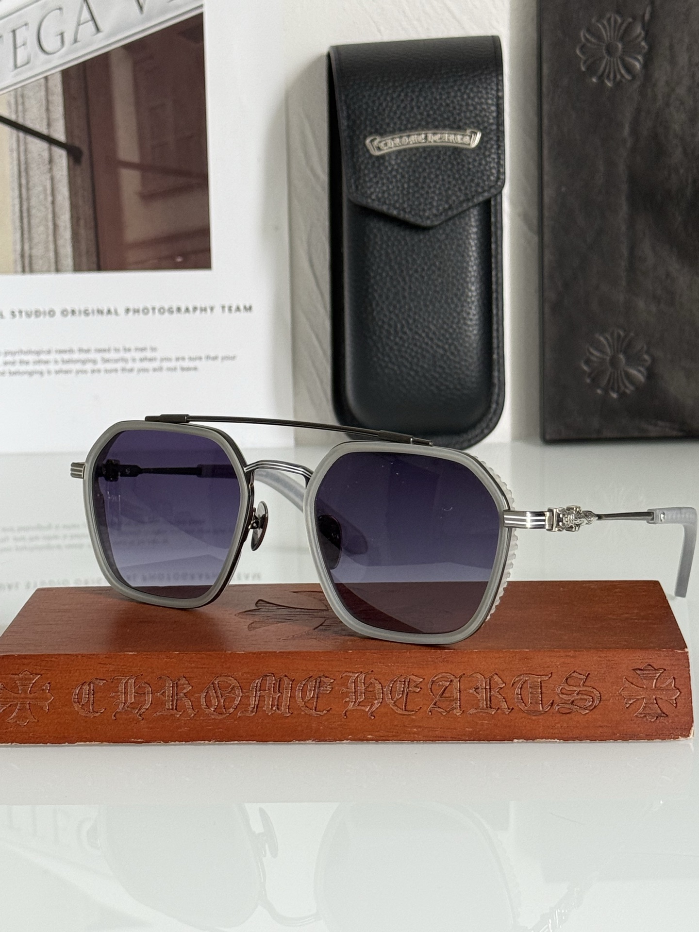 推荐CHROME HEART系列 超级有型有质感 镜面风镜设计 镜腿内镶嵌十字架铜针 细节满分 低调奢华