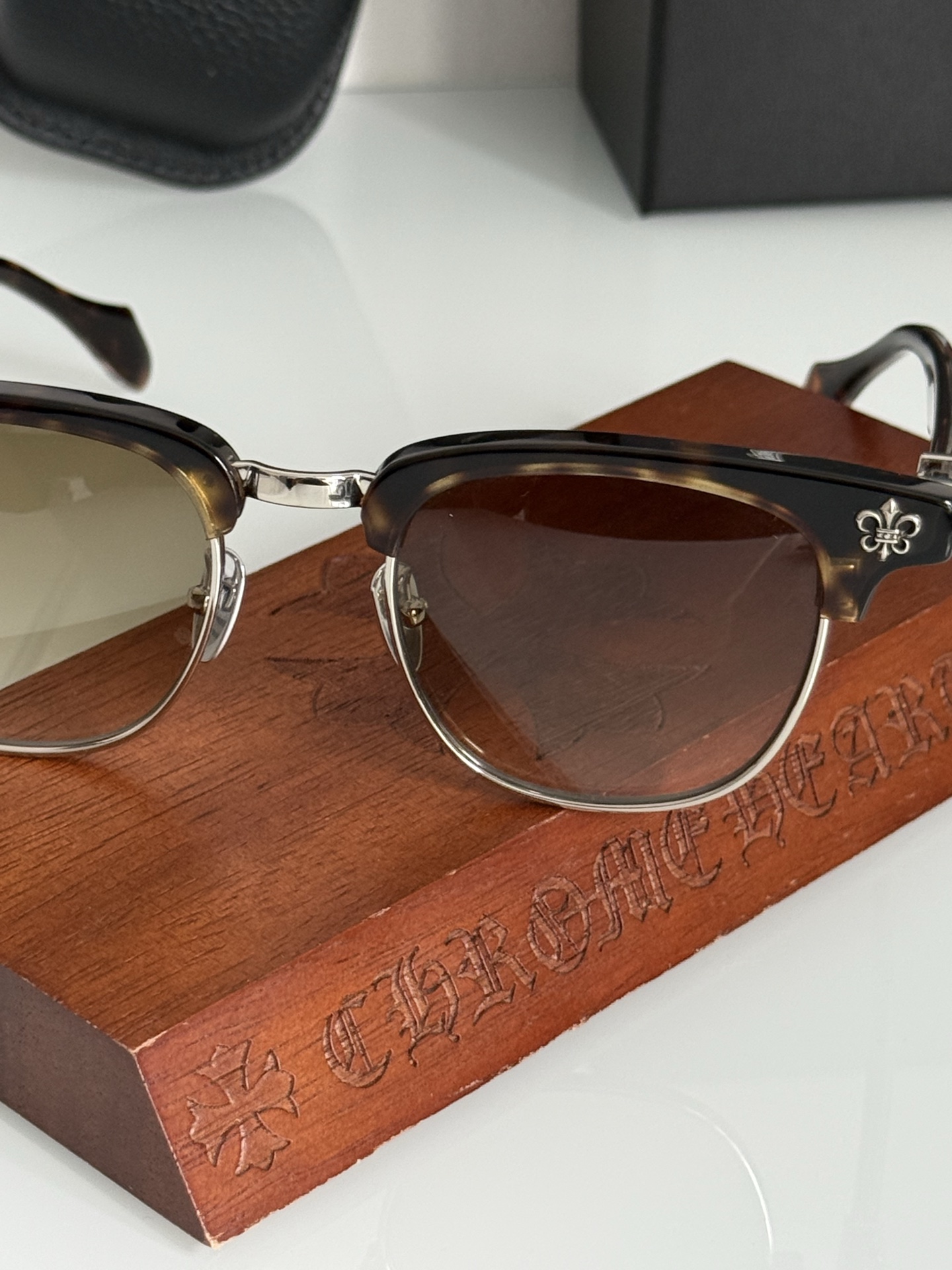 新款太阳镜🕶️重工新品钛眉架〰️钛圈精美镭射 立体切割工艺制作 质感满分CH8310 SIZE:50口2