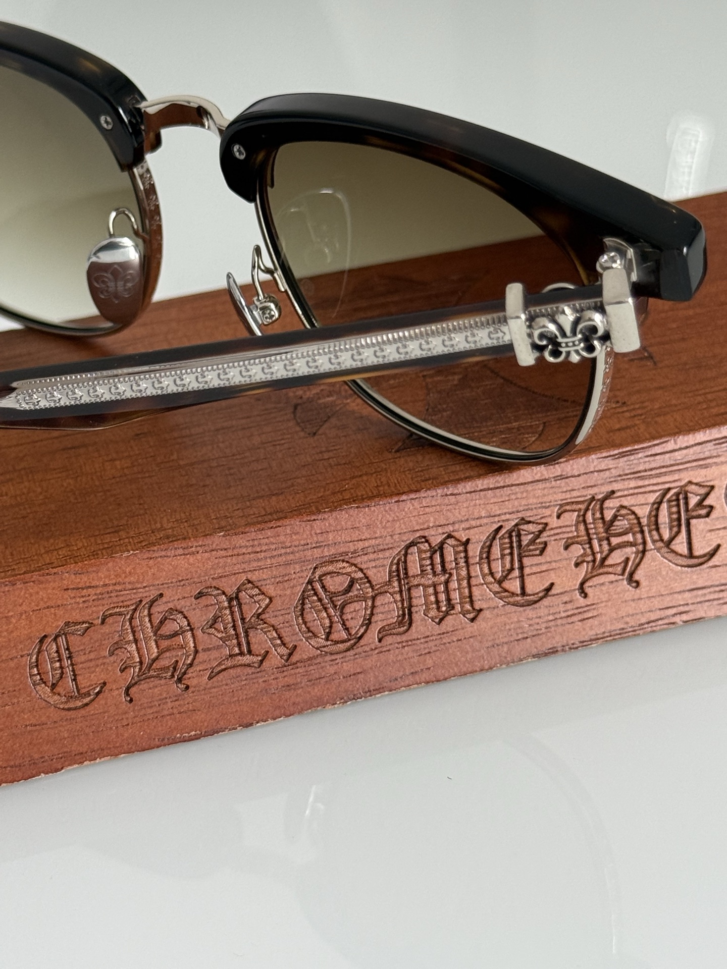 新款太阳镜🕶️重工新品钛眉架〰️钛圈精美镭射 立体切割工艺制作 质感满分CH8310 SIZE:50口2