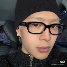CHROME HEART 经典黑框板材镜架厚切板材前框加上镜腿两侧的图腾及末端十字花装饰,内侧防滑纹路设 CHROME HEART 经典黑框板材镜架厚切板材前框加上镜腿两侧的图腾及末端十字花装饰,内侧防滑纹路设