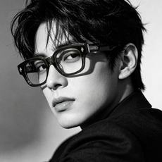 CHROME HEART 经典黑框板材镜架厚切板材前框加上镜腿两侧的图腾及末端十字花装饰,内侧防滑纹路设 CHROME HEART 经典黑框板材镜架厚切板材前框加上镜腿两侧的图腾及末端十字花装饰,内侧防滑纹路设