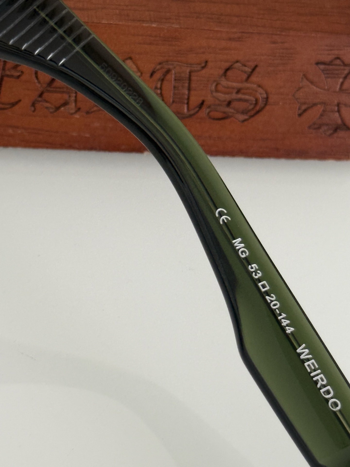 CHROME HEART 窄宽墨镜🕶️ 厚切板材前框加上镜腿两侧的图腾及末端十字花装饰，内侧防滑纹路设计，极具品牌特色且
