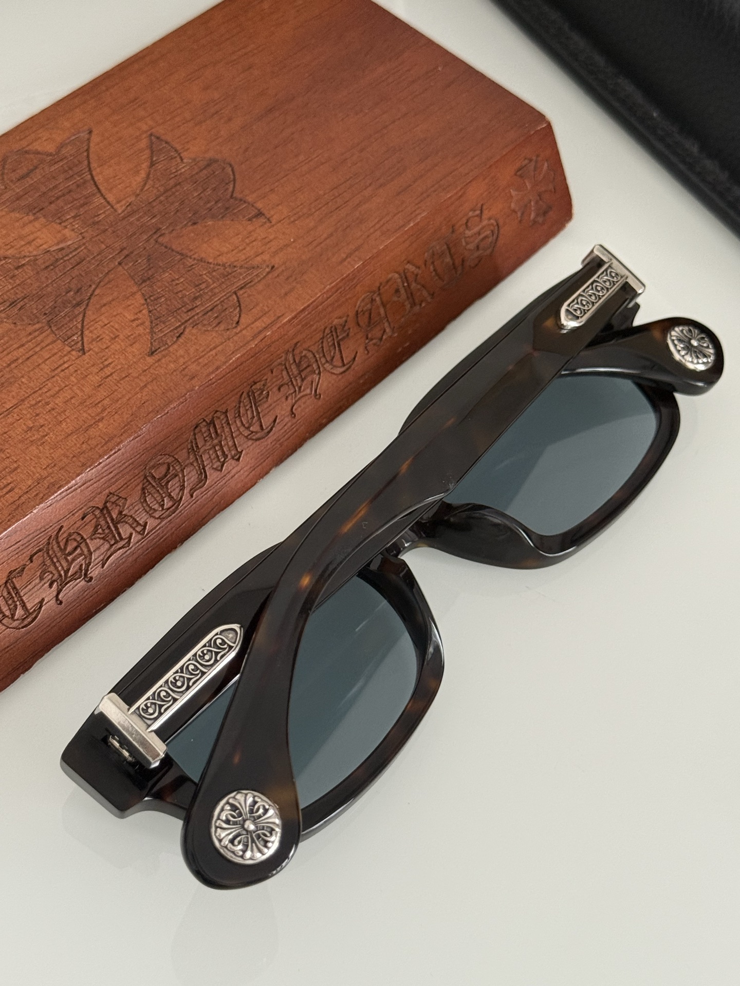 CHROME HEART 窄宽墨镜🕶️ 厚切板材前框加上镜腿两侧的图腾及末端十字花装饰,内侧防滑纹路设计,极具品牌特色且 CHROME HEART 窄宽墨镜🕶️ 厚切板材前框加上镜腿两侧的图腾及末端十字花装饰,内侧防滑纹路设计,极具品牌特色且