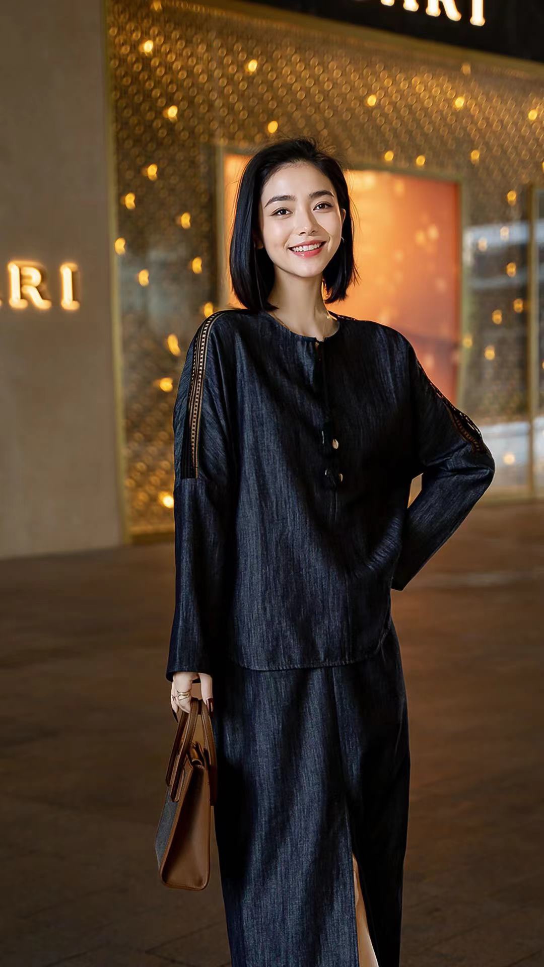 Chloe’s High-End Women’s Outfit: T-shirt, Semi-Skirt, Tiara – High-Quality and Stylish - 图片 3