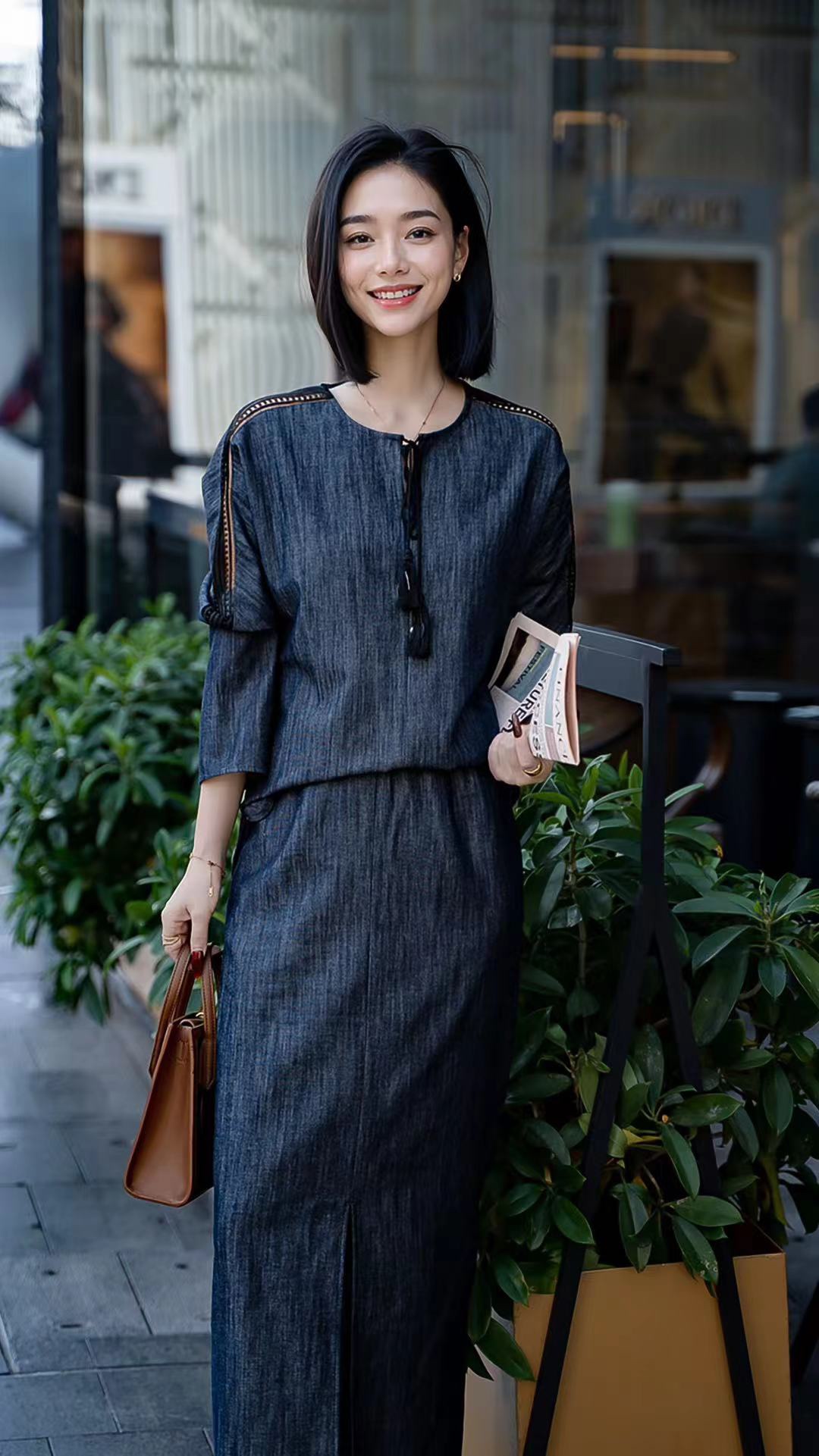 Chloe’s High-End Women’s Outfit: T-shirt, Semi-Skirt, Tiara – High-Quality and Stylish - 图片 5