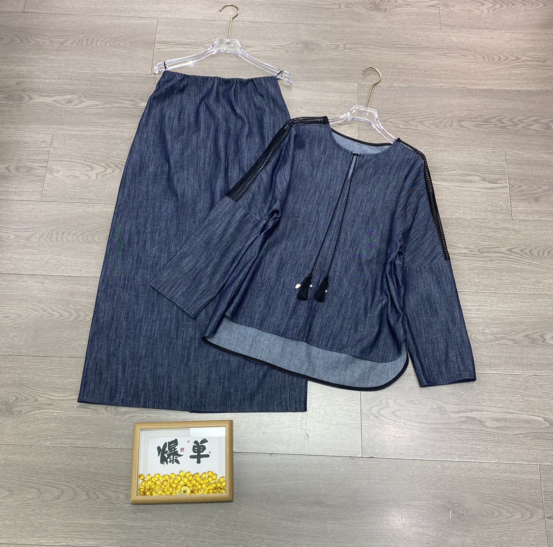 Chloe’s High-End Women’s Outfit: T-shirt, Semi-Skirt, Tiara – High-Quality and Stylish - 图片 9