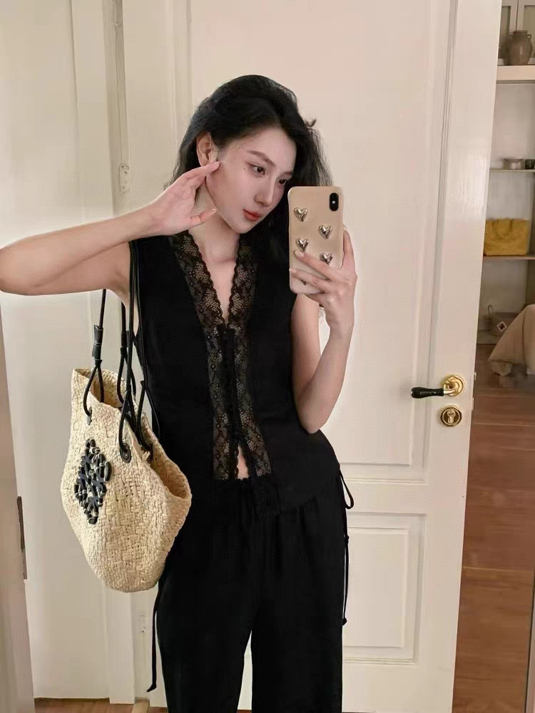 High-Quality Women’s Clothes: Silk Fabrics, Velvet Laces, Small Fragrances, Great Prices