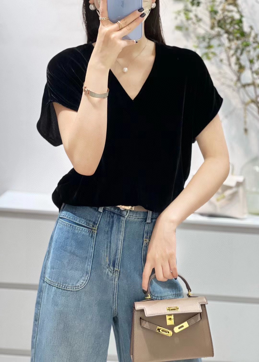 High-Quality Women’s Velvet Suit with V-Neck Style in Black/White, Sizes S-XXL - 图片 1