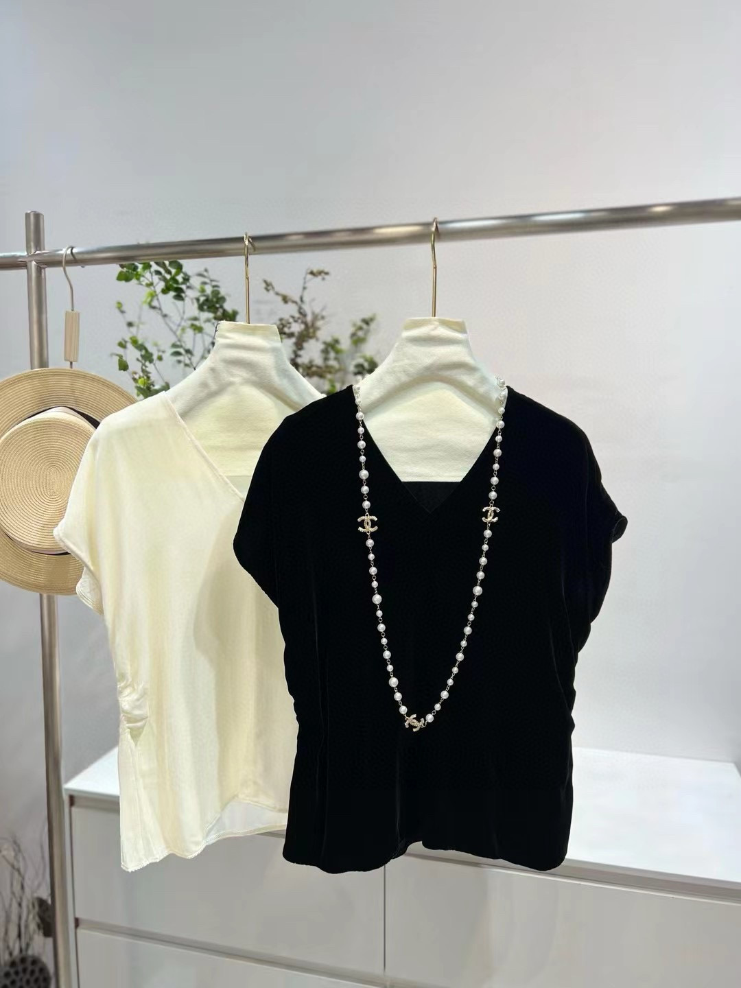 High-Quality Women’s Velvet Suit with V-Neck Style in Black/White, Sizes S-XXL - 图片 4