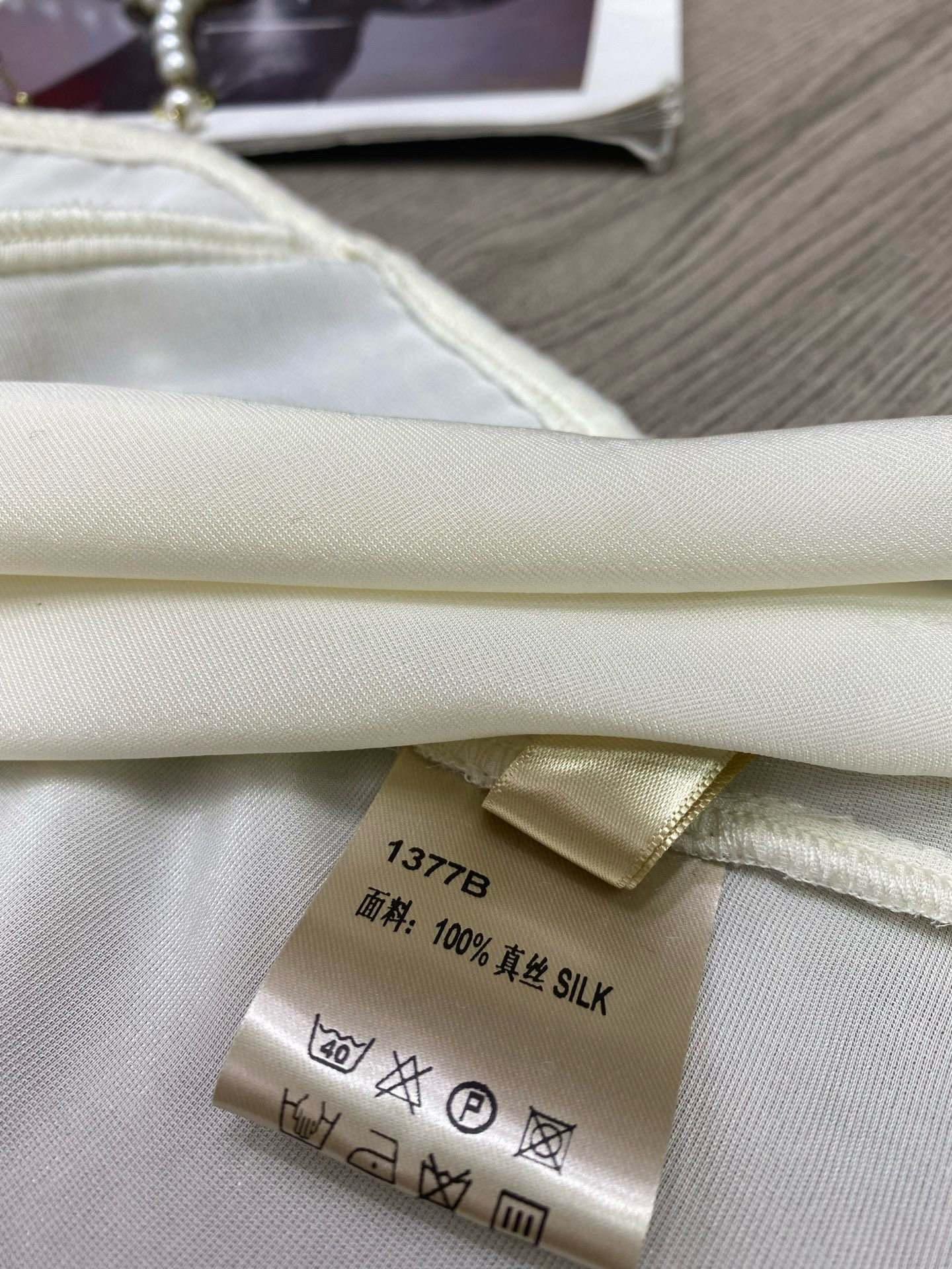 High-Quality Women’s Velvet Suit with V-Neck Style in Black/White, Sizes S-XXL - 图片 5