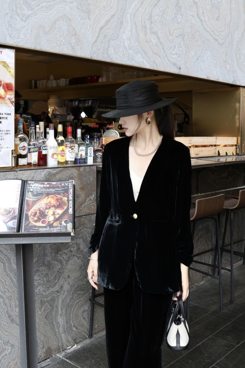 Elegant Velvet Blazer - V-Neck, Shoulder Pads, H-Line Silhouette 1 Elegant Velvet Blazer - V-Neck, Shoulder Pads, H-Line Silhouette