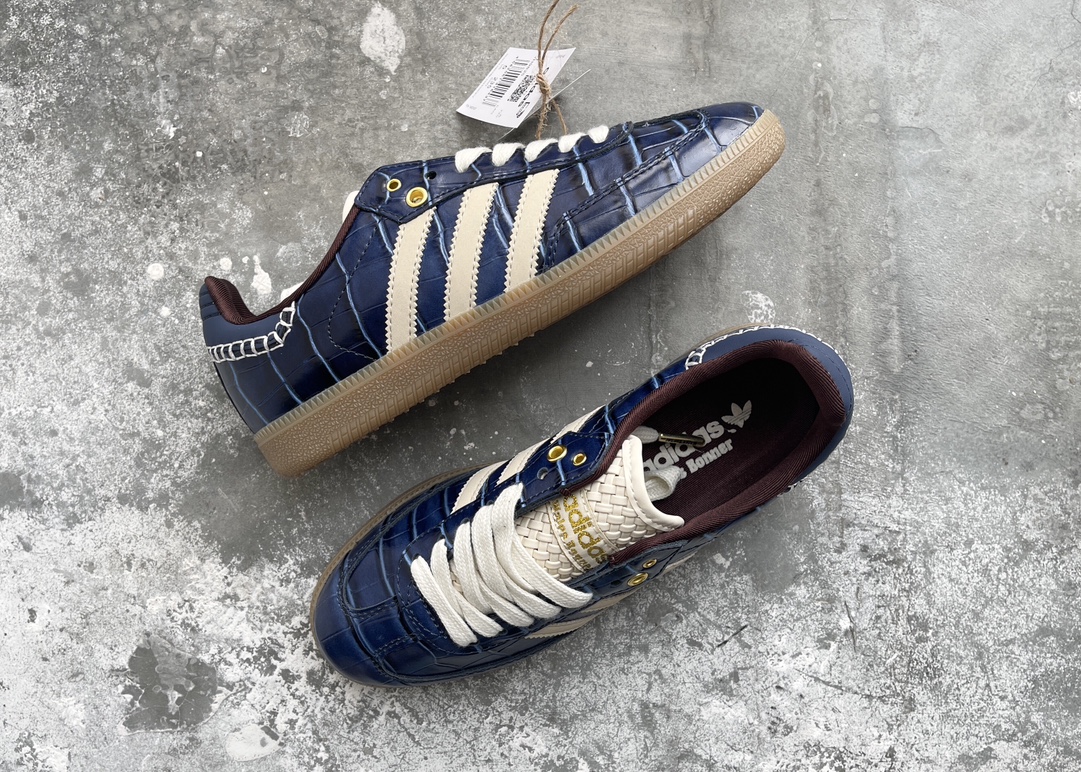 NO:275015,Pure originals spot adidas originals Samba OG x WALES BONNER Blue and white This model is designed with a simple and elegant style, giving people a casual and casual style, comfortable and lightweight, sporty and flexible, blue meets daily personal outfits. Item number JH9825 Size35 36 36.5 37 38 38.5 39 40 40.5 41 42 42.5 43 44 44.5 45,,adidas19860909纯原版 现货 adidas originals Samba OG x WALES BONNER 蓝白 此款以简约大方的造型设计,给人以随性休闲的时尚格调,穿着舒适轻便,运动灵活自如,蓝满足日常个性穿搭. 货号JH9825 Size35 36 36.5 37 38 38.5 39 40 40.5 41 42 42.5 43 44 44.5 45,,adidas,Men's shoes