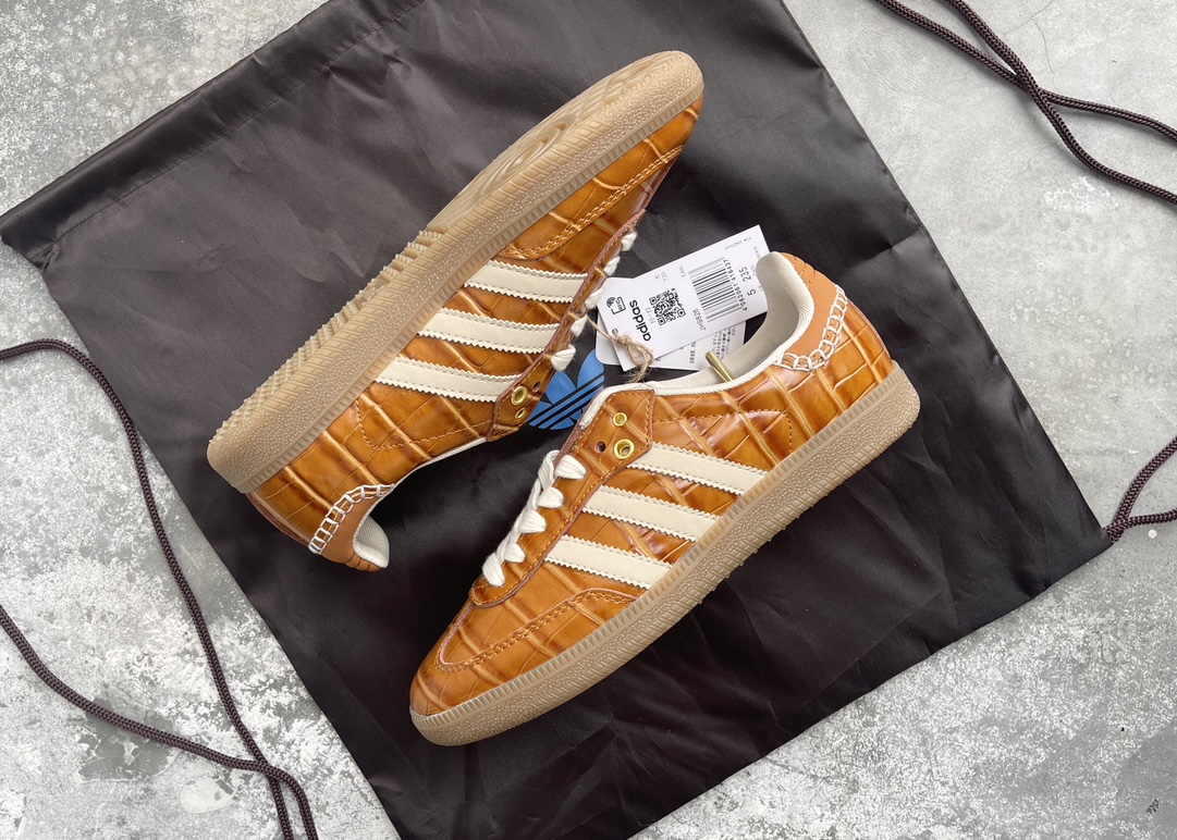 NO:275018,Pure originals spot adidas originals Samba OG x WALES BONNER brown yellow This style is designed with a simple and elegant style, giving people a casual and casual style, comfortable and lightweight, sporty and flexible, blue meets daily personal outfits. Item number JH9825 Size35 36 36.5 37 38 38.5 39 40 40.5 41 42 42.5 43 44 44.5 45,,adidas19860909纯原版 现货 adidas originals Samba OG x WALES BONNER 棕黄 此款以简约大方的造型设计,给人以随性休闲的时尚格调,穿着舒适轻便,运动灵活自如,蓝满足日常个性穿搭. 货号JH9825 Size35 36 36.5 37 38 38.5 39 40 40.5 41 42 42.5 43 44 44.5 45,,adidas,Men's shoes