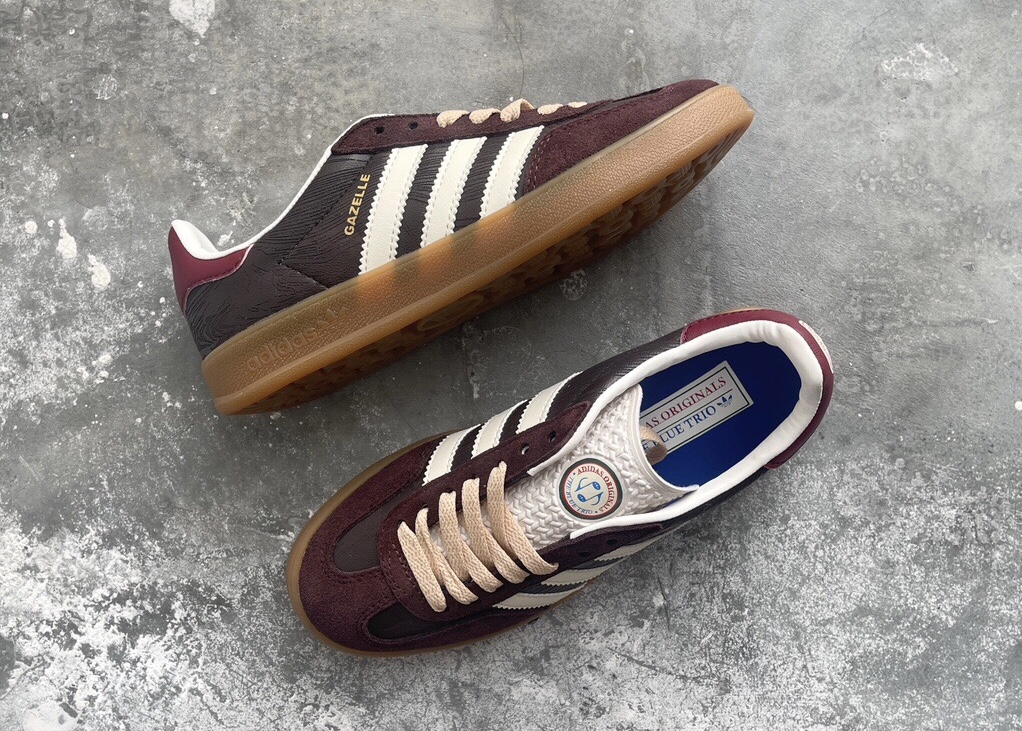 NO:272792,AD Original Gazelle Indoor Trainers Gazelle Indoor Shoes Series Low-top Retro versatile casual sports training style board shoes High-end retail special batch Original customized long-haired fur combination environmentally friendly fiber leather upper material Built-in environmentally friendly sea glass insole External RB rubber outsole Product quality control stability Leading industry Original full set of original last original cardboard punching tool development Original leather material Original Hongbao blesses the fixed heel R degree perfect, carry out retro to the end Simple and smooth 30 years of classic This Gazelle sneaker, regardless of fabric, color, texture or design, is only recreating its original classic in 1991 Leather upper Contrast three stripes and heel logo design, striving to present the classic retro trend of the 1990s Samba is hot at the same time  It also drives other retro shoe styles. Gazelle is one of them. Gazelle Indoor has a wider T-shaped toe that better protects the forefoot of athletes. A strong retro atmosphere. It is very suitable for the popular Cleanfit style. Size 35.5 36 36 37 38 38 39 40 40 41 42 42 43 44 44 45,,sneakers19860909AD Original Gazelle Indoor Trainers 瞪羚室内鞋系列低帮复古百搭休闲运动德训风板鞋 高端零售特供批次 原厂定制长毛翻毛皮组合环保纤维革鞋面材质 内置环保海玻璃鞋垫 外置RB橡胶大底 产品品控稳定性领先行业 原厂全套原楦原纸板冲刀磨具开发 原厂皮料加持 原厂港宝加持定型后跟R度完美 将复古进行到底 简约流畅 三十年不变经典 这款Gazelle运动鞋 无论面料、配色、质感或设计 都只在重现其1991年原款的经典 皮革鞋面 撞色三条纹和鞋跟标的设计 力求呈现90年代的经典复古风潮 Samba火热的同时 也带动了其它的复古鞋型 Gazelle便是其中一只 Gazelle Indoor拥有包边更宽的T字型鞋头 更好的保护运动员的前掌 浓浓的复古氛围感 非常适合现在流行的Cleanfit风格 尺码35.5 36 36 37 38 38 39 40 40 41 42 42 43 44 44 45,,sneakers,Men's shoes