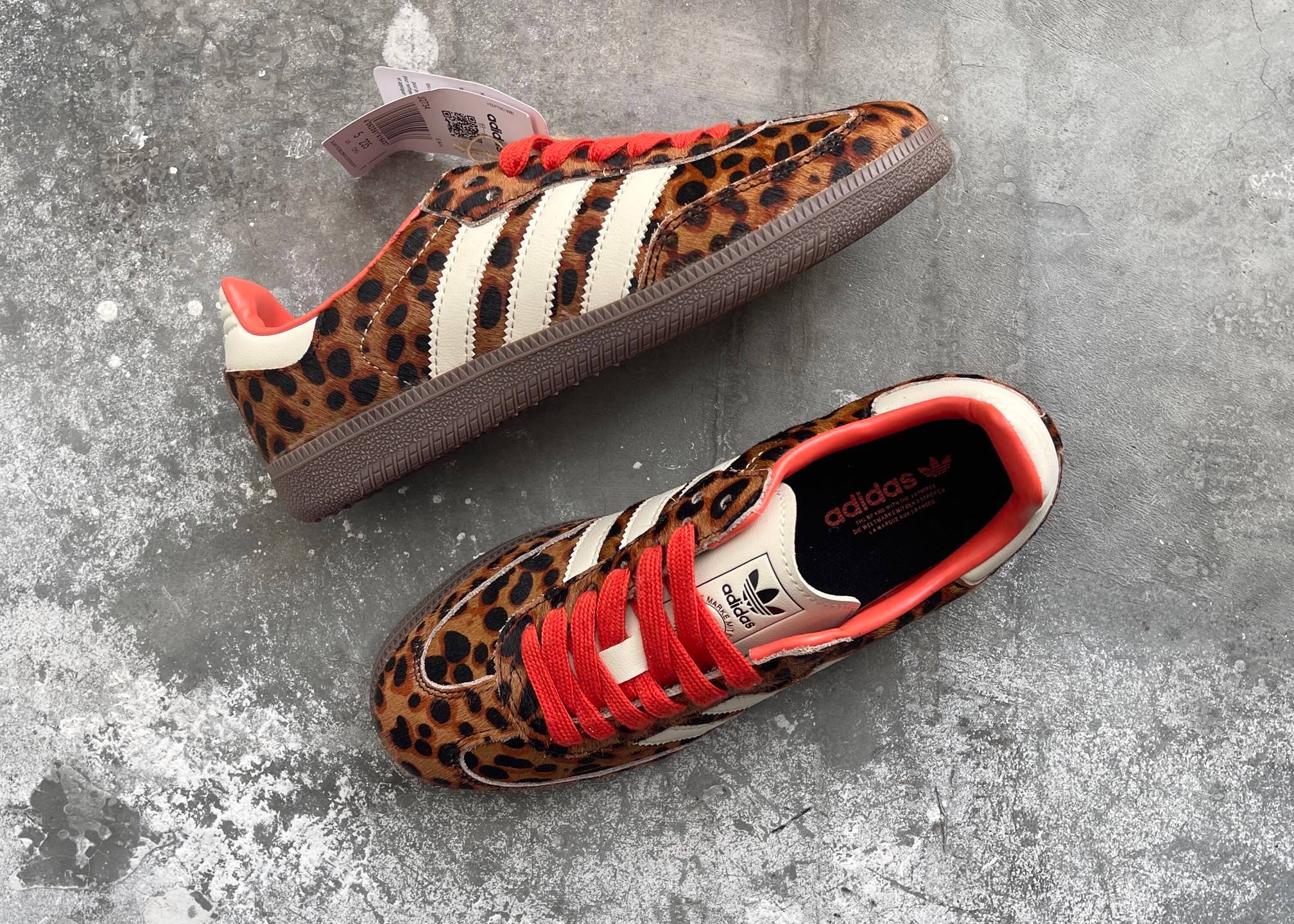 NO:272782,Addis Original Samba OG Retro Samba Shoes This samba shoes showcases high quality craftsmanship Super lock sewing with decor and seamless feel Soft, soft leather shape and iconic 3 stripes complete the exquisite look Regular fit laces Suede insoles on the upper Rubber sole Enjoy the soft orthodontic sleeve (real horsehair version) Item number JI2734 Size 35.5 36 36.5 37 38 38.5 39 40 40.5 41 42 42.5 43 44 45,19860909Addis Original Samba OG 复古桑巴板鞋 这款桑巴鞋展示了高质量的工艺 带有装饰的超锁缝制和无缝的手感 柔软、柔软的皮革造型和标志性的3条纹完成了精致的外观 正规合身鞋带 鞋面上有绒面鞋垫 橡胶鞋底 享受正畸套筒软感（真马毛版本） 货号JI2734 尺码35.5 36 36.5 37 38 38.5 39 40 40.5 41 42 42.5 43 44 45,,Men's shoes