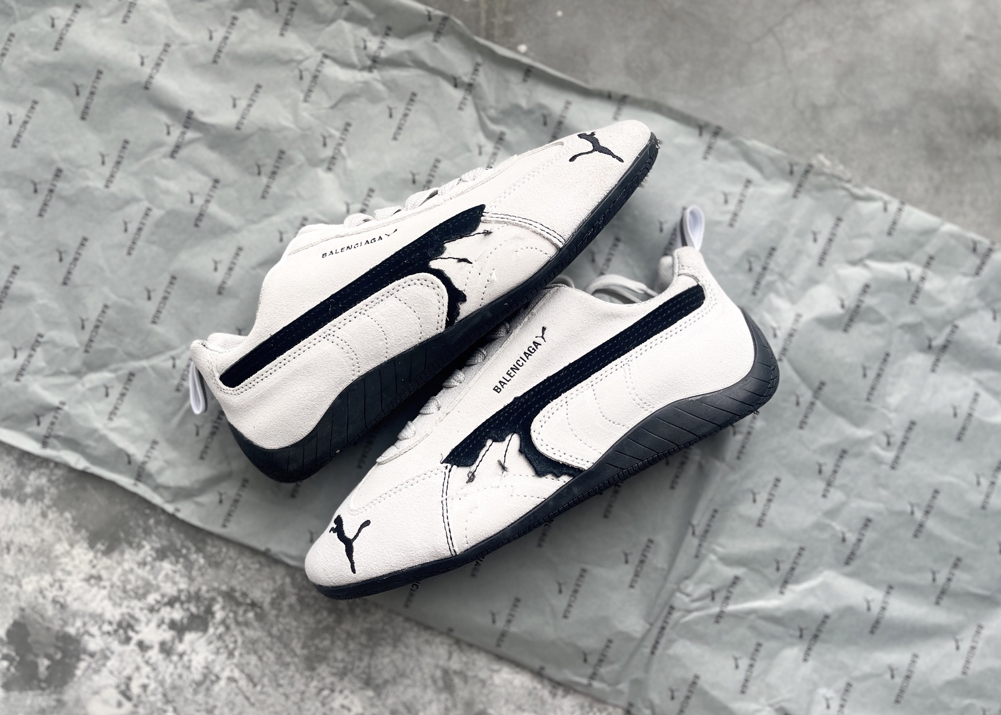 NO:345412,Spot Balenciaga co-branded The Open Product x Puma Speedcat Speed ​​Racing Series Puma Low-top Life Casual Shoes Original Archive Original Data Paper Last Model Uses Original Fixed Fur Upper Material Secondary Forming 'Pong' Forming Technology The world-renowned sports brand PUMA BMW Racing Series combines the iconic color matching of the BMW team, leading the trend with a fun and avant-garde retro design, integrating the track spirit into street fashion, and embarking on the avant-garde racing journey. Since the Bavarian team stepped onto the world stage in 1978, BMW Racing has left a strong mark in the global automotive manufacturing and racing sports field. The two new BMW MMS Roma and BMW MMS  Speedboat shoes are all drawn from BMW models. They are made of black or white as the base, and are integrated into classic colors, focusing on avant-garde and retro style. The side of the Roma shoes is decorated with a retro streamlined shape and is cleverly eye-catching; while Speedcat shoes are decorated with bright three-color stripes and comfortable uppers, giving a unique personality aesthetic, interpreting the endless energy of racing. Item number 406519 02 Size 36 37 38 39 40 41 42 43 44 45 {Official synchronization No half-size},,balenciaga19860909现货 巴黎世家联名款The Open Product x Puma Speedcat 极速赛车系列彪马低帮生活休闲鞋 原装档案原数据纸版楦型 采用原厂固色翻毛皮鞋面材质 二次成型'猛帮'成型工艺  全球知名运动品牌PUMA宝马赛车系列,融合了宝马车队的标志性配色,以趣味十足又前卫复古的设计引领潮流,将赛道精神融入街头时尚,开启前卫竞速之旅.自1978年巴伐利亚车队走上世界舞台,宝马赛车就在全球汽车制造和赛车运动领域留下了浓墨重彩的一笔.全新的两款BMW MMS Roma与BMW MMS Speedboat鞋款,均从宝马车型中汲取灵感.以黑或白为底色,融入经典配色,主打前卫复古风.Roma鞋款的鞋侧以复古的流线造型,缀以宝马经典Logo,巧妙吸睛；而Speedcat鞋款以亮眼三色条纹元素缀以舒适鞋面,赋予了独特的个性美学,演绎赛车的无尽能量 货号 406519 02  尺码 36 37 38 39 40 41 42 43 44 45 ｛官方同步 无半码｝,,balenciaga,Men's shoes