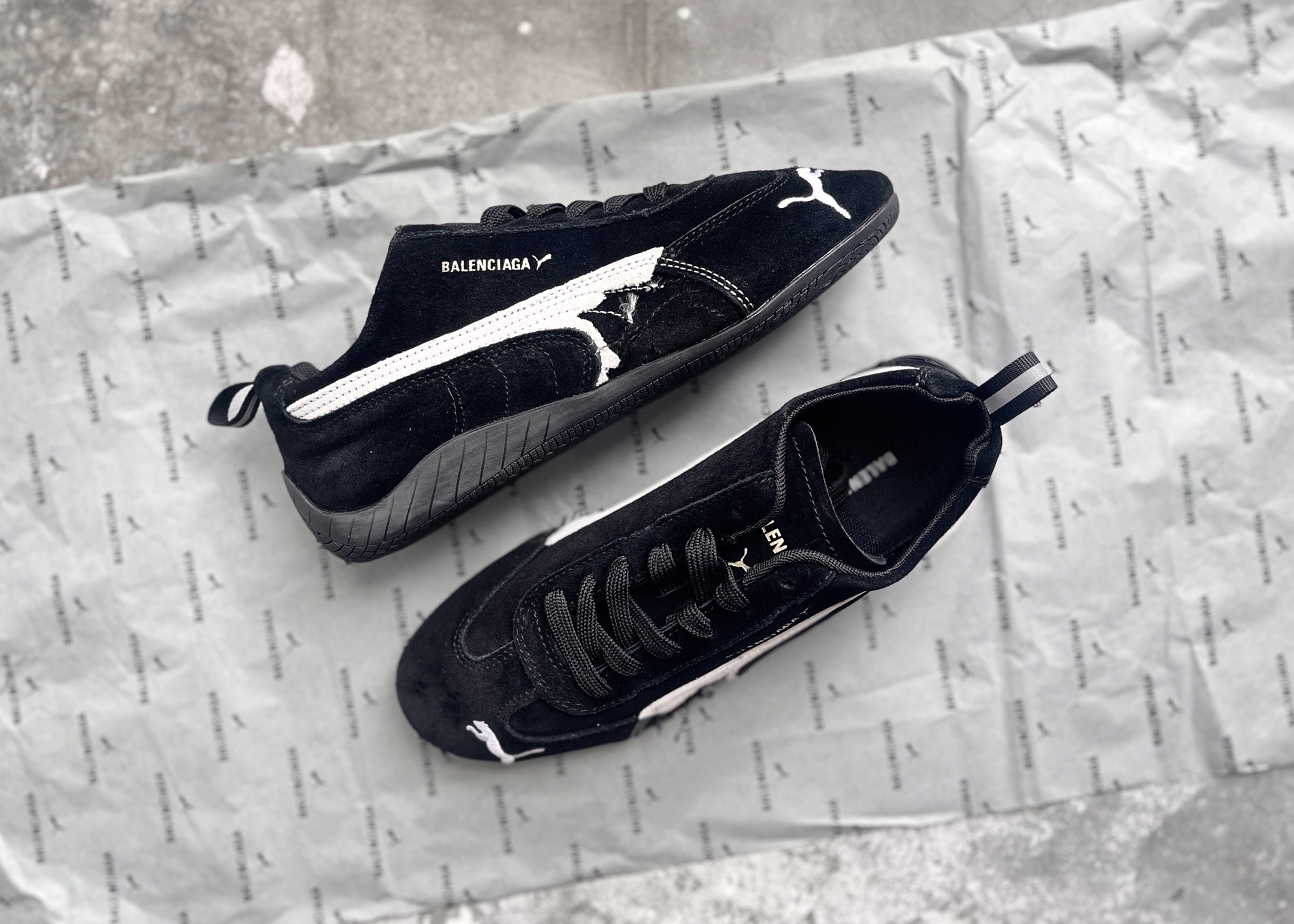 NO:345367,Spot Balenciaga co-branded The Open Product x Puma Speedcat Speed ​​Racing Series Puma Low-top Life Casual Shoes Original Archive Original Data Paper Last Model Uses Original Fixed Fur Upper Material Secondary Forming 'Pong' Forming Technology The world-renowned sports brand PUMA BMW Racing Series combines the iconic color matching of the BMW team, leading the trend with a fun and avant-garde retro design, integrating the track spirit into street fashion, and embarking on the avant-garde racing journey. Since the Bavarian team stepped onto the world stage in 1978, BMW Racing has left a strong mark in the global automotive manufacturing and racing sports field. The two new BMW MMS Roma and BMW MMS  Speedboat shoes are all drawn from BMW models. They are made of black or white as the base, and are integrated into classic colors, focusing on avant-garde and retro style. The Roma shoes are decorated with retro streamlined style and are cleverly attracted by BMW's classic logo; while Speedcat shoes are decorated with bright three-color stripes and comfortable uppers, giving a unique personality aesthetic, interpreting the endless energy of racing. Item number 406519 02 Size 36 37 38 39 40 41 42 43 44 45 {Official synchronization No half-size},,balenciaga19860909现货 巴黎世家联名款The Open Product x Puma Speedcat 极速赛车系列彪马低帮生活休闲鞋 原装档案原数据纸版楦型 采用原厂固色翻毛皮鞋面材质 二次成型'猛帮'成型工艺  全球知名运动品牌PUMA宝马赛车系列,融合了宝马车队的标志性配色,以趣味十足又前卫复古的设计引领潮流,将赛道精神融入街头时尚,开启前卫竞速之旅.自1978年巴伐利亚车队走上世界舞台,宝马赛车就在全球汽车制造和赛车运动领域留下了浓墨重彩的一笔.全新的两款BMW MMS Roma与BMW MMS Speedboat鞋款,均从宝马车型中汲取灵感.以黑或白为底色,融入经典配色,主打前卫复古风.Roma鞋款的鞋侧以复古的流线造型,缀以宝马经典Logo,巧妙吸睛；而Speedcat鞋款以亮眼三色条纹元素缀以舒适鞋面,赋予了独特的个性美学,演绎赛车的无尽能量 货号 406519 02  尺码 36 37 38 39 40 41 42 43 44 45 ｛官方同步 无半码｝,,balenciaga,Men's shoes