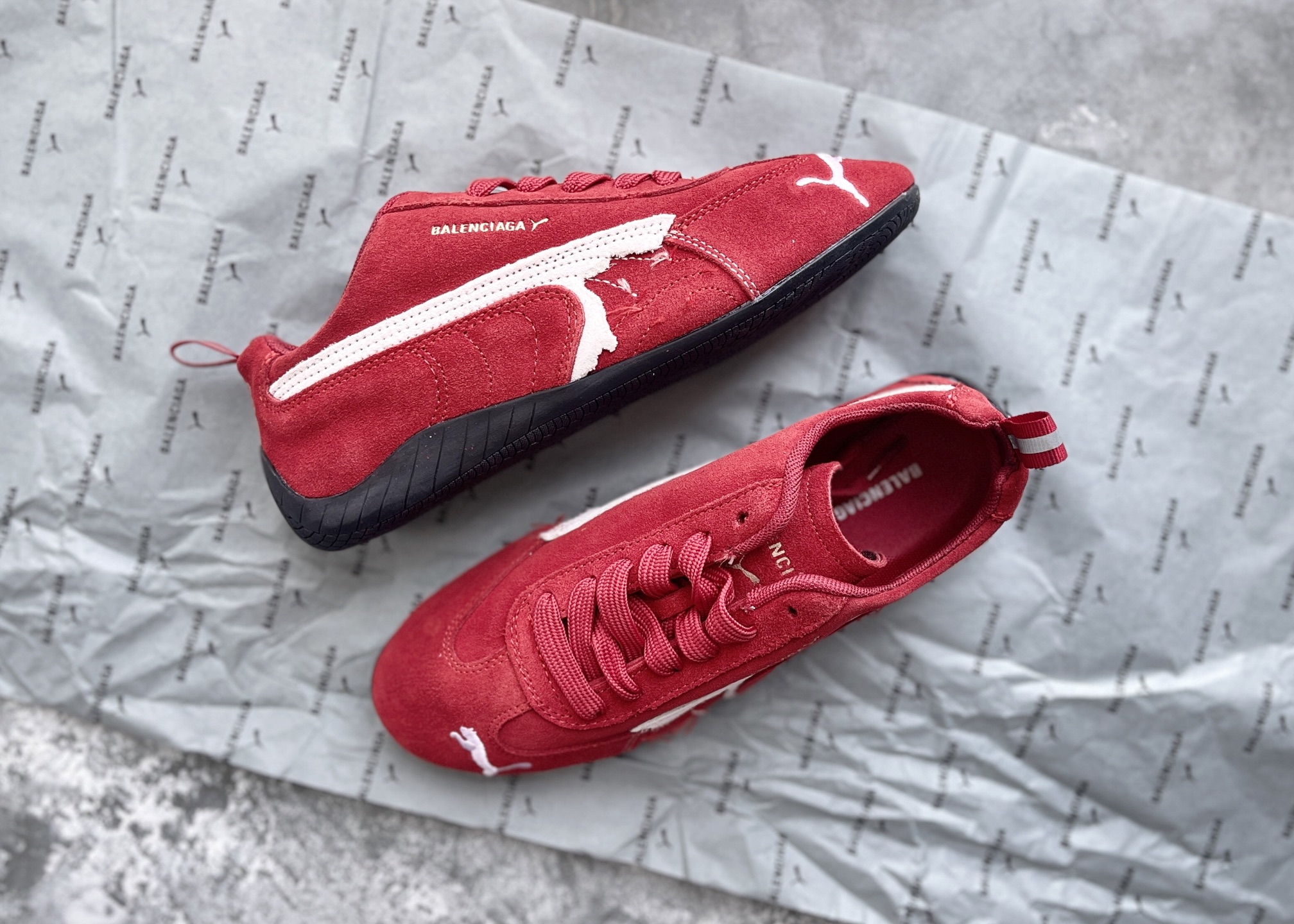 NO:345479,Spot Balenciaga co-branded The Open Product x Puma Speedcat Speed ​​Racing Series Puma Low-top Life Casual Shoes Original Archive Original Data Paper Last Model Uses Original Fixed Fur Upper Material Secondary Forming 'Pong' Forming Technology The world-renowned sports brand PUMA BMW Racing Series combines the iconic color matching of the BMW team, leading the trend with a fun and avant-garde retro design, integrating the track spirit into street fashion, and embarking on the avant-garde racing journey. Since the Bavarian team stepped onto the world stage in 1978, BMW Racing has left a strong mark in the global automotive manufacturing and racing sports field. The two new BMW MMS Roma and BMW MMS  Speedboat shoes are all drawn from BMW models. They are made of black or white as the base, and are integrated into classic colors, focusing on avant-garde and retro style. The side of the Roma shoes is decorated with a retro streamlined shape and is cleverly eye-catching; while Speedcat shoes are decorated with bright three-color stripes and comfortable uppers, giving a unique personality aesthetic, interpreting the endless energy of racing. Item number 406519 05 Size 36 37 38 39 40 41 42 43 44 45 {Official synchronization No half-size},,balenciaga19860909现货 巴黎世家联名款The Open Product x Puma Speedcat 极速赛车系列彪马低帮生活休闲鞋 原装档案原数据纸版楦型 采用原厂固色翻毛皮鞋面材质 二次成型'猛帮'成型工艺  全球知名运动品牌PUMA宝马赛车系列,融合了宝马车队的标志性配色,以趣味十足又前卫复古的设计引领潮流,将赛道精神融入街头时尚,开启前卫竞速之旅.自1978年巴伐利亚车队走上世界舞台,宝马赛车就在全球汽车制造和赛车运动领域留下了浓墨重彩的一笔.全新的两款BMW MMS Roma与BMW MMS Speedboat鞋款,均从宝马车型中汲取灵感.以黑或白为底色,融入经典配色,主打前卫复古风.Roma鞋款的鞋侧以复古的流线造型,缀以宝马经典Logo,巧妙吸睛；而Speedcat鞋款以亮眼三色条纹元素缀以舒适鞋面,赋予了独特的个性美学,演绎赛车的无尽能量 货号 406519 05  尺码 36 37 38 39 40 41 42 43 44 45 ｛官方同步 无半码｝,,balenciaga,Men's shoes