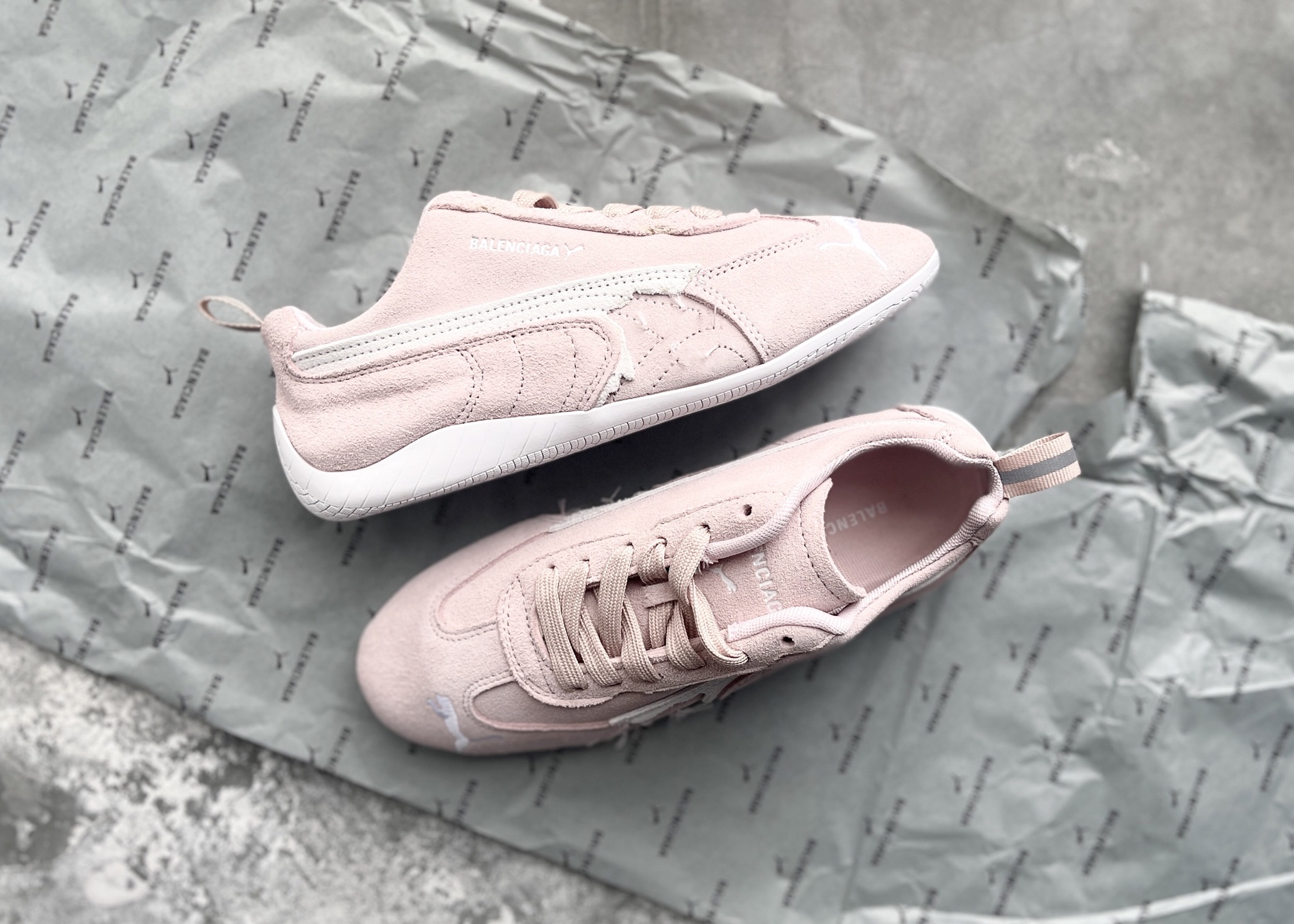 NO:345344,Spot Balenciaga co-branded The Open Product x Puma Speedcat Speed ​​Racing Series Puma Low-top Life Casual Shoes Original Archive Original Data Paper Last Model Uses Original Fixed Fur Upper Material Secondary Forming 'Pong' Forming Technology The world-renowned sports brand PUMA BMW Racing Series combines the iconic color matching of the BMW team, leading the trend with a fun and avant-garde retro design, integrating the track spirit into street fashion, and embarking on the avant-garde racing journey. Since the Bavarian team stepped onto the world stage in 1978, BMW Racing has left a strong mark in the global automotive manufacturing and racing sports field. The two new BMW MMS Roma and BMW MMS  Speedboat shoes are all drawn from BMW models. They are made of black or white as the base, and are integrated into classic colors, focusing on avant-garde and retro style. The Roma shoes are decorated with retro streamlined styles on the sides, embellished with BMW's classic logo, which is cleverly eye-catching; while Speedcat shoes are decorated with bright three-color stripes elements with comfortable uppers, giving a unique personality aesthetic, interpreting the endless energy of racing. Item number 406519 05 Size 36 37 38 39 40 {Official synchronization No half-size},,balenciaga19860909现货 巴黎世家联名款The Open Product x Puma Speedcat 极速赛车系列彪马低帮生活休闲鞋 原装档案原数据纸版楦型 采用原厂固色翻毛皮鞋面材质 二次成型'猛帮'成型工艺  全球知名运动品牌PUMA宝马赛车系列,融合了宝马车队的标志性配色,以趣味十足又前卫复古的设计引领潮流,将赛道精神融入街头时尚,开启前卫竞速之旅.自1978年巴伐利亚车队走上世界舞台,宝马赛车就在全球汽车制造和赛车运动领域留下了浓墨重彩的一笔.全新的两款BMW MMS Roma与BMW MMS Speedboat鞋款,均从宝马车型中汲取灵感.以黑或白为底色,融入经典配色,主打前卫复古风.Roma鞋款的鞋侧以复古的流线造型,缀以宝马经典Logo,巧妙吸睛；而Speedcat鞋款以亮眼三色条纹元素缀以舒适鞋面,赋予了独特的个性美学,演绎赛车的无尽能量 货号 406519 05  尺码 36 37 38 39 40 ｛官方同步 无半码｝,,balenciaga,Men's shoes