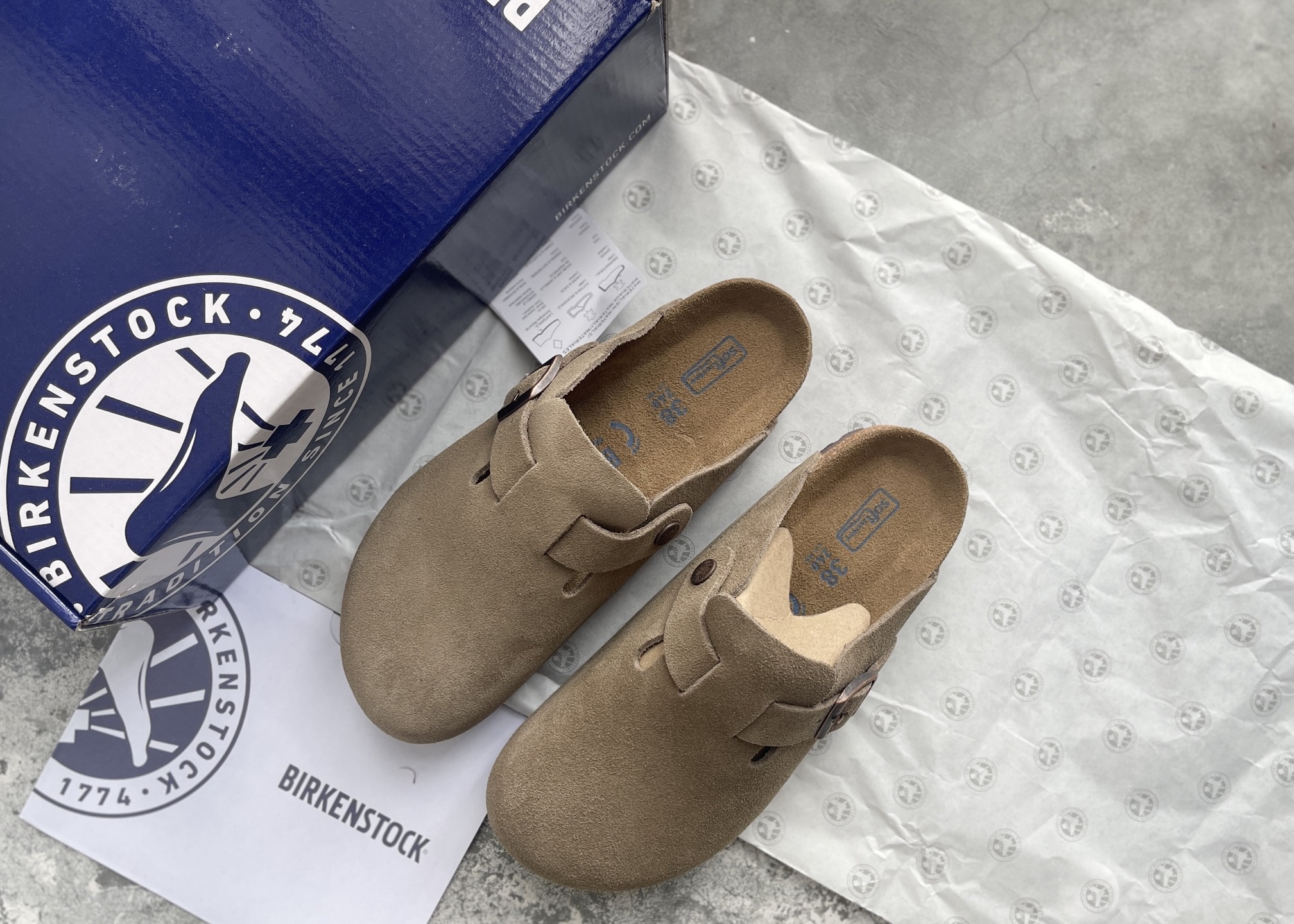 NO:574855,Birkenstock Antelope Brown with buckle in stock 36-45 [High-quality cowhide suede, wood bran and sawdust combined with genuine leather foot sole],,cowhide19860909勃肯 羚羊棕 带扣款 现货 36-45【优质牛皮翻毛皮 木糠木屑贴合真皮垫脚大底】,,cowhide,Men's shoes