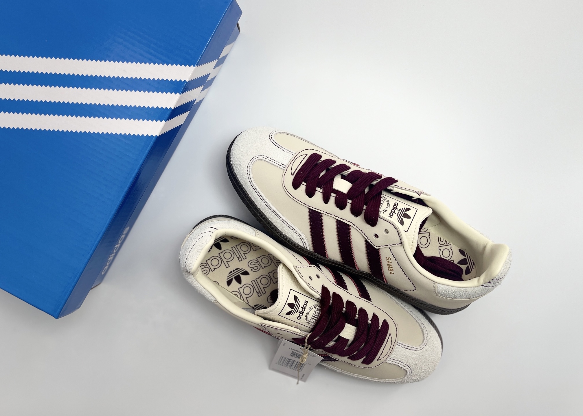 NO:664729,P Ready in stock, high-quality adidas originals Samba OG off-white red. This style is designed with a simple and elegant shape, giving people a casual and casual fashion style. It is comfortable and light to wear, flexible in movement, and the blue color meets daily personality. Item number IG1987 Size35.536 36.5 37 38 38.5 39 40 40.5 41 42 42.5 43 44  44.5 45,,adidas19860909P 现货 高品 adidas originals Samba OG 米白红 此款以简约大方的造型设计,给人以随性休闲的时尚格调,穿着舒适轻便,运动灵活自如,蓝满足日常个性穿搭. 货号IG1987 Size35.536 36.5 37 38 38.5 39 40 40.5 41 42 42.5 43 44 44.5 45,,adidas,Men's shoes