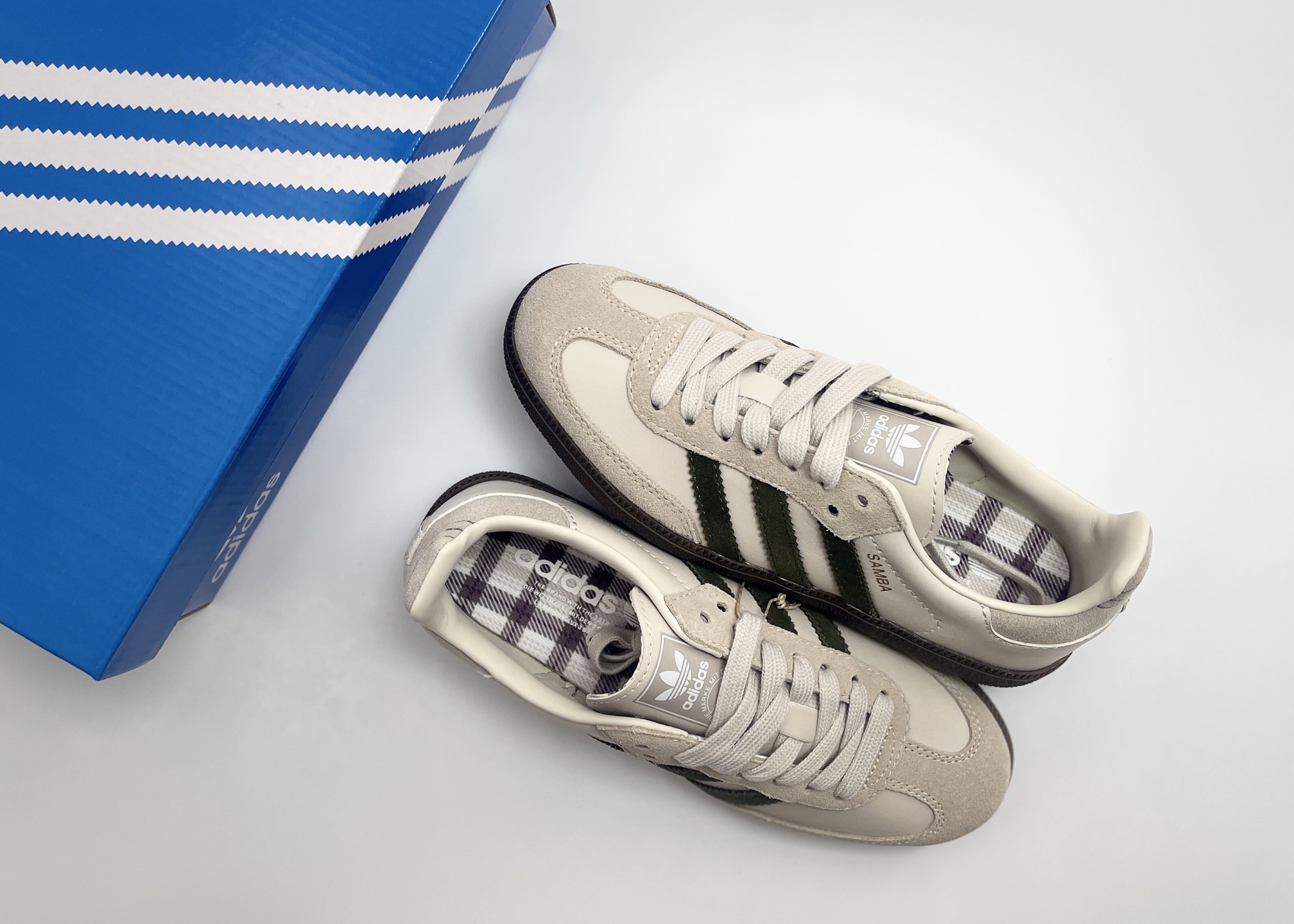 NO:664737,P Ready in stock, high-quality adidas originals Samba OG off-white green. This style is designed with a simple and elegant shape, giving people a casual and casual fashion style. It is comfortable and light to wear, flexible in movement, and the blue color meets daily personality. Item number JR0893 Size35.536 36.5 37 38 38.5 39 40 40.5 41 42 42.5 43 44  44.5 45,,adidas19860909P 现货 高品 adidas originals Samba OG 米白绿 此款以简约大方的造型设计,给人以随性休闲的时尚格调,穿着舒适轻便,运动灵活自如,蓝满足日常个性穿搭. 货号JR0893 Size35.536 36.5 37 38 38.5 39 40 40.5 41 42 42.5 43 44 44.5 45,,adidas,Men's shoes