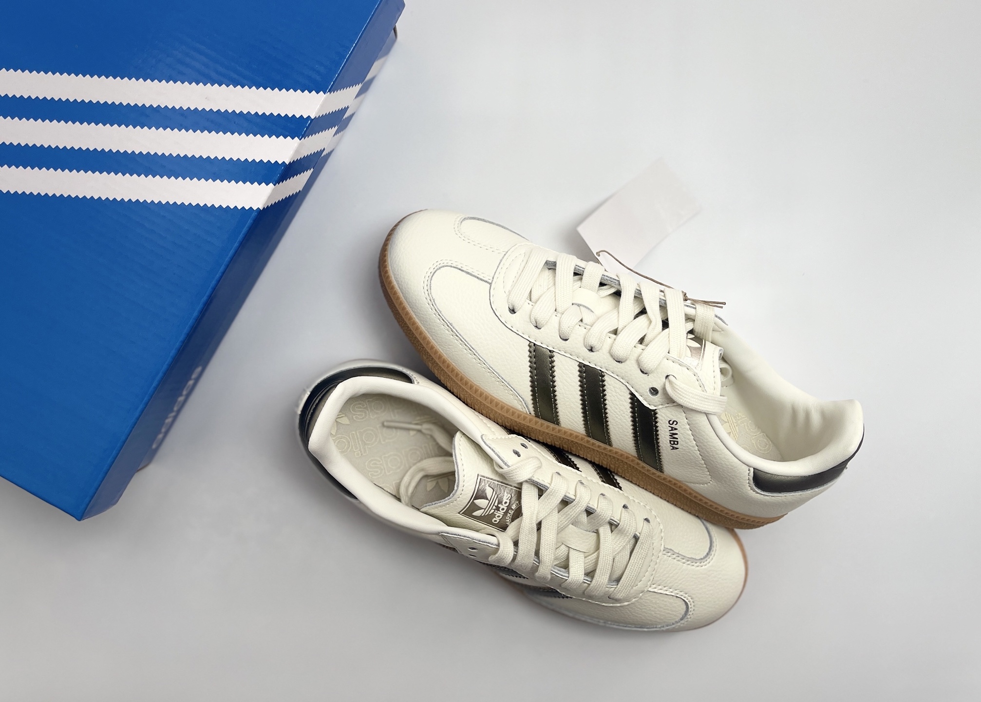 NO:664699,P In Stock Top Layer Addis Original Samba OG Retro Items Vintage Samba Sneakers This Samba shoe showcases high-quality craftsmanship with embellished over-lock stitching and a seamless feel. Soft, supple leather styling and signature 3-Stripes complete the sophisticated look. Regular fit laces. Suede insole on upper. Rubber sole.  36.5 37 38 38.5 39 40 40.5 41 42 42.5 43 44 45,19860909P 现货 头层 Addis Original Samba OG 复古单品 复古桑巴板鞋 这款桑巴鞋展示了高质量的工艺 带有装饰的超锁缝制和无缝的手感 柔软、柔软的皮革造型和标志性的3条纹完成了精致的外观 正规合身鞋带 鞋面上有绒面鞋垫 橡胶鞋底 享受正畸套筒软感 自50年代首次亮相以来就一直在赢得粉丝的青睐 货号IG1964 尺码36 36.5 37 38 38.5 39 40 40.5 41 42 42.5 43 44 45,,Men's shoes