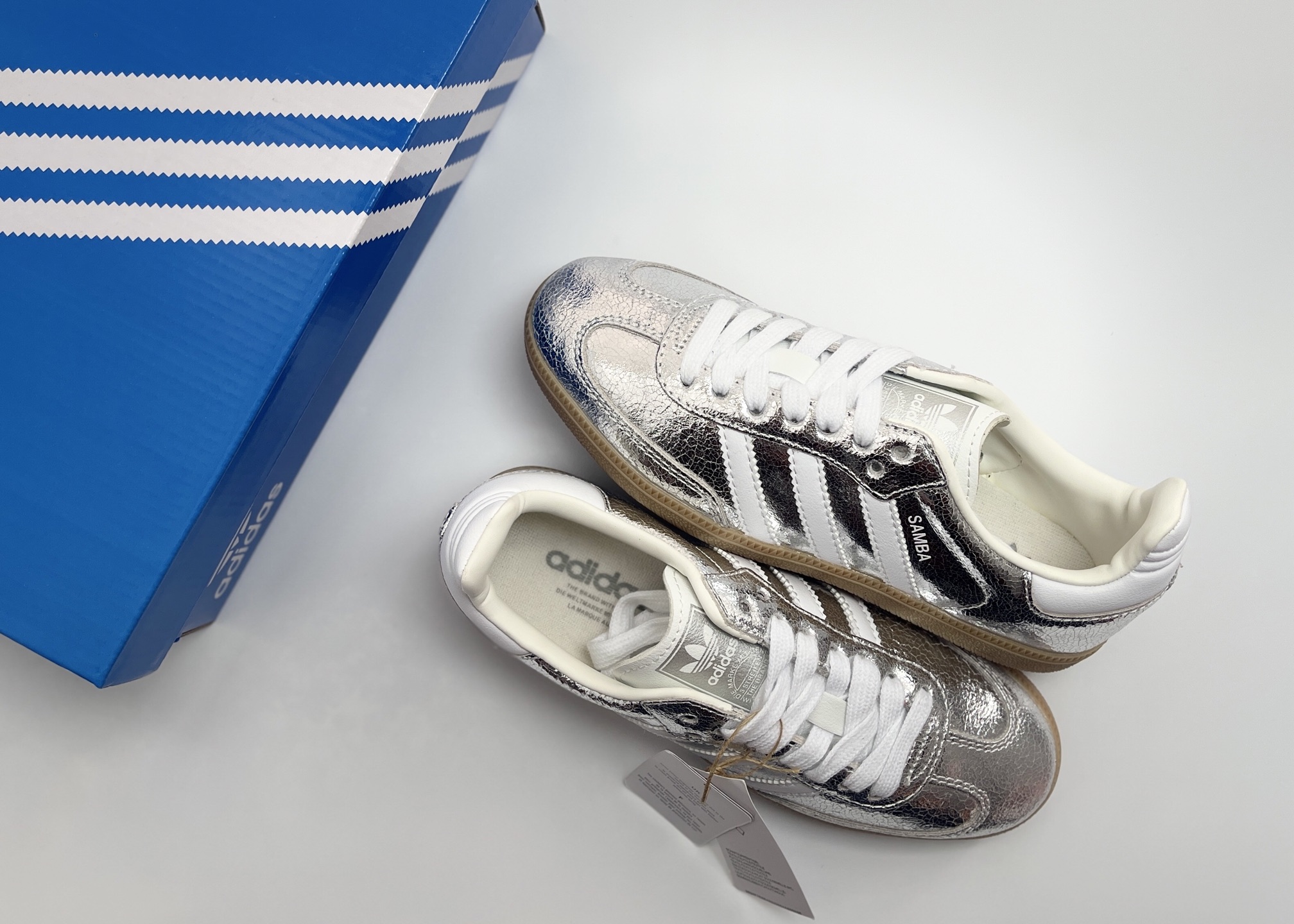 NO:664690,P In Stock High Quality AD Original Samba OG Retro Classic Lightweight Sneakers This Samba shoe showcases high-quality craftsmanship Decorated over-lock stitching and a seamless feel Soft, supple leather styling and signature 3-Stripes complete the sophisticated look Regular fit laces Suede insole on upper Rubber sole Enjoy the soft feel of orthodontic sleeves Has been winning over fans since its debut in the 50s Item No. JR0035 SIZE35.5  36 36.5 37.5 38 38.5 39 40 40.5 41 42 42.5 43 44 44.5 45,19860909P 现货 高品 AD Original Samba OG 复古经典轻便板鞋  这款桑巴鞋展示了高质量的工艺 带有装饰的超锁缝制和无缝的手感 柔软、柔软的皮革造型和标志性的3条纹完成了精致的外观 正规合身鞋带 鞋面上有绒面鞋垫 橡胶鞋底 享受正畸套筒软感 自50年代首次亮相以来就一直在赢得粉丝的青睐 货号JR0035 SIZE35.5 36 36.5 37.5 38 38.5 39 40 40.5 41 42 42.5 43 44 44.5 45,,Men's shoes