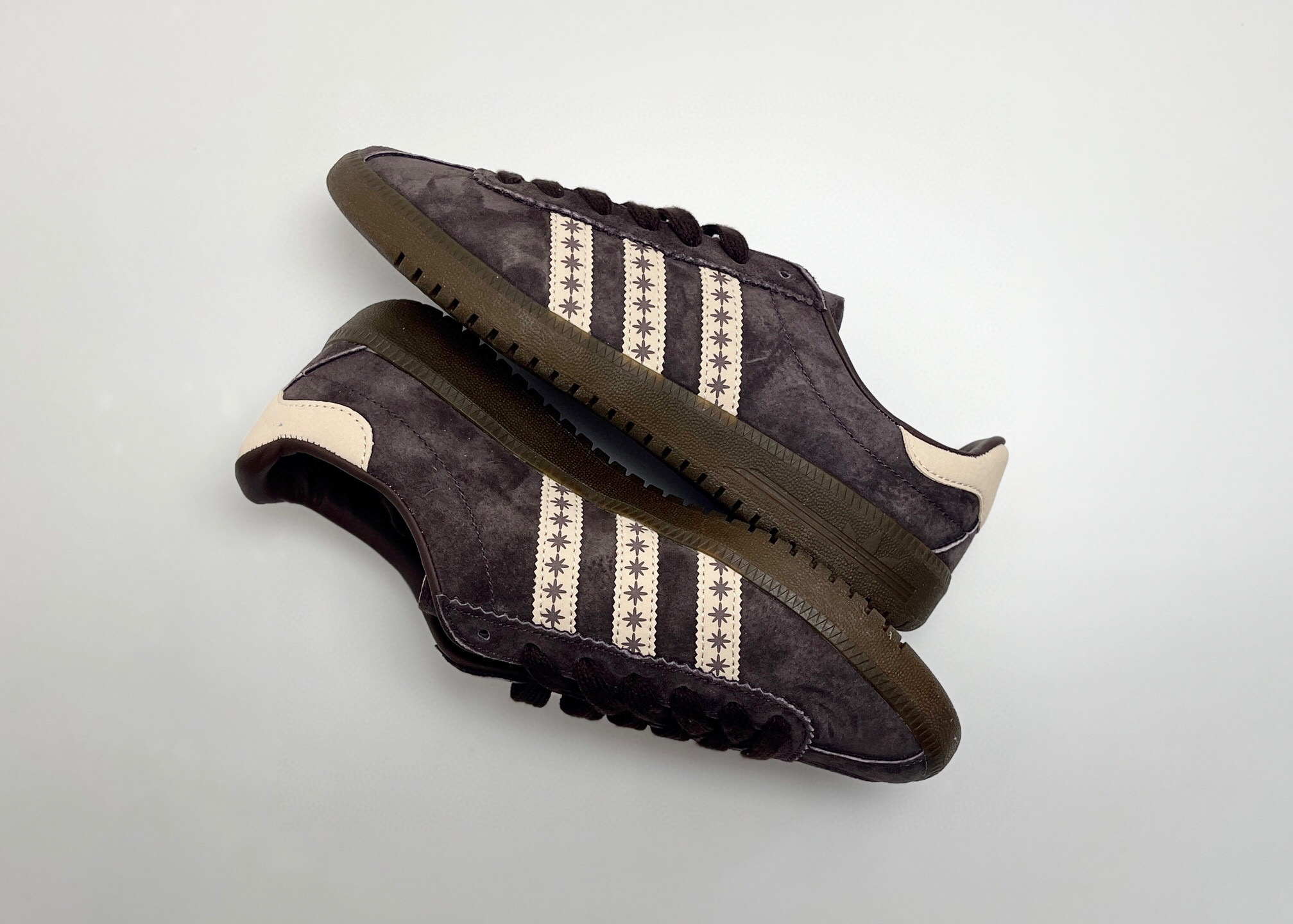 NO:664721,P Ready in stock Adidas Originals Bermuda retro single product series retro sports sneakers. The shoe body is wrapped in fine suede to ensure excellent texture and the on-foot experience should be quite good. Item No. JS3971 Size 36 36 37 38 38 39 40 41, adidas, chamois leather19860909P 现货 Adidas Originals Bermuda 复古单品 系列复古运动板鞋 鞋身以细腻的绒面麂皮包裹 保证优秀质感的同时 上脚体验应该也会相当不错 货号JS3971 尺码36 36 37 38 38 39 40 41,,adidas,chamois leather,Men's shoes