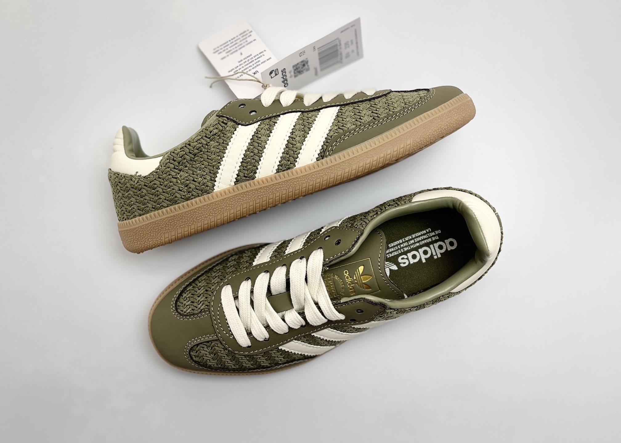 NO:664685,P Pure original version AD Original Samba OG retro classic lightweight sneakers JR9447 Produced by a well-known manufacturer. The quality control outsole version is constantly improved and updated. A full set of original cardboard lasts are developed to ensure the authenticity and perfect presentation of the samba version. One to one toe curvature and body curvature. This version is only for the mid-range market. The leather material has been changed. Other data details and processes remain the same. No exaggeration. Detailed quality control shoe styles can be compared at will.  Correctly stamped high-frequency details Original nano-supermigrated leather Exclusive privately molded rubber outsole Comes in original box This samba shoe showcases high-quality craftsmanship Decorated over-lock stitching and a seamless feel Soft, supple leather styling and signature 3-Stripes complete the sophisticated look Regular fit laces Suede insole on upper Rubber sole Enjoy the soft feel of an orthodontic sleeve Has been winning over fans since its debut in the '50s SIZE35.5 36  36.5 37.5 38 38.5 39 40 40.5 41 42 42.5 43 44 44.5 45,19860909P 纯原版本 AD Original Samba OG 复古经典轻便板鞋 JR9447 口碑大厂出品 品控大底版型不断改良更新 全套原纸板楦头开发 确保原汁原味 完美呈现桑巴版型 一比一鞋头弧度高度鞋身弧度 此版本只针对中端市场 皮料材质有所更替 其他数据细节工艺流程均保持一致 绝不口嗨 细节品控鞋型随意对比 正确烫金高频细节 原装纳米超迁皮料 独家私模橡胶大底 原盒原配 这款桑巴鞋展示了高质量的工艺 带有装饰的超锁缝制和无缝的手感 柔软、柔软的皮革造型和标志性的3条纹完成了精致的外观 正规合身鞋带 鞋面上有绒面鞋垫 橡胶鞋底 享受正畸套筒软感 自50年代首次亮相以来就一直在赢得粉丝的青睐 SIZE35.5 36 36.5 37.5 38 38.5 39 40 40.5 41 42 42.5 43 44 44.5 45,,Men's shoes