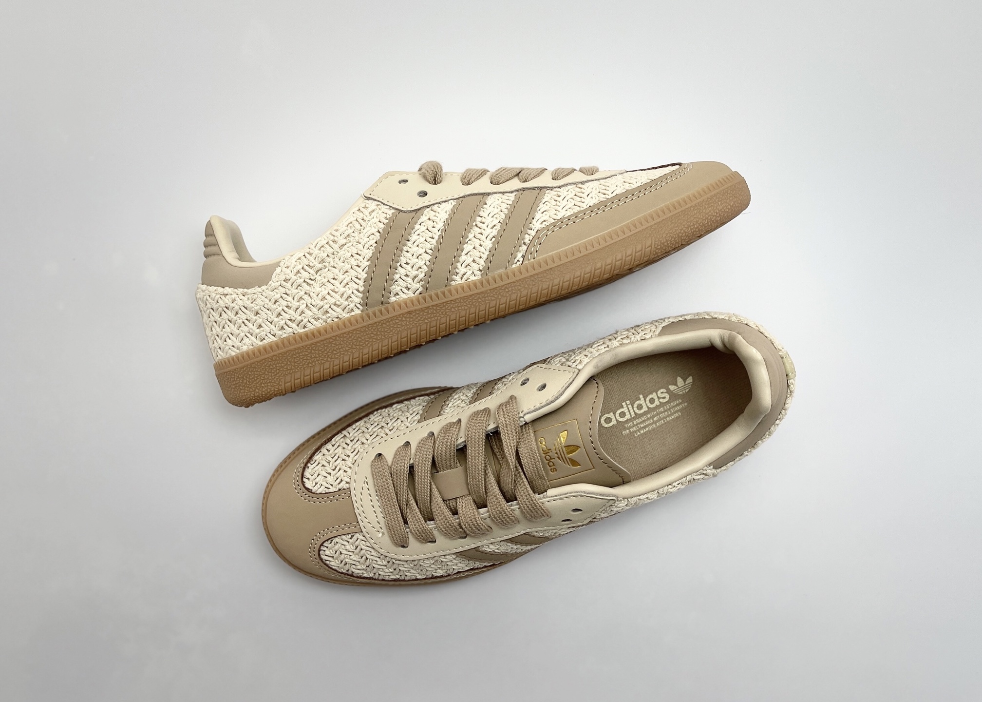 NO:664743,P Pure original version AD Original Samba OG retro classic lightweight sneakers JR9446 Produced by a well-known factory. The outsole version is continuously improved and updated under quality control. A full set of original cardboard lasts are developed to ensure the authenticity and perfect presentation of the samba version. One to one toe curvature and body curvature. This version is only for the mid-range market. The leather material has been changed. Other data details and processes are consistent. Detailed quality control shoe styles are randomly compared. Correct hot stamping and high-frequency details.  Original nano-supermigrated leather Exclusive private molded rubber outsole Comes in original box This samba shoe showcases high-quality craftsmanship Decorated over-lock stitching and a seamless feel Soft, supple leather styling and signature 3-Stripes complete the sophisticated look Regular fit laces Suede insole on upper Rubber sole Enjoy the soft feel of an orthodontic sleeve Has been winning over fans since its debut in the '50s SIZE35.5 36 36.5  37.5 38 38.5 39 40 40.5 41 42 42.5 43 44 44.5 45,19860909P 纯原版本 AD Original Samba OG 复古经典轻便板鞋 JR9446 口碑大厂出品 品控大底版型不断改良更新 全套原纸板楦头开发 确保原汁原味 完美呈现桑巴版型 一比一鞋头弧度高度鞋身弧度 此版本只针对中端市场 皮料材质有所更替 其他数据细节工艺流程均保持一致 细节品控鞋型随意对比 正确烫金高频细节 原装纳米超迁皮料 独家私模橡胶大底 原盒原配 这款桑巴鞋展示了高质量的工艺 带有装饰的超锁缝制和无缝的手感 柔软、柔软的皮革造型和标志性的3条纹完成了精致的外观 正规合身鞋带 鞋面上有绒面鞋垫 橡胶鞋底 享受正畸套筒软感 自50年代首次亮相以来就一直在赢得粉丝的青睐 SIZE35.5 36 36.5 37.5 38 38.5 39 40 40.5 41 42 42.5 43 44 44.5 45,,Men's shoes