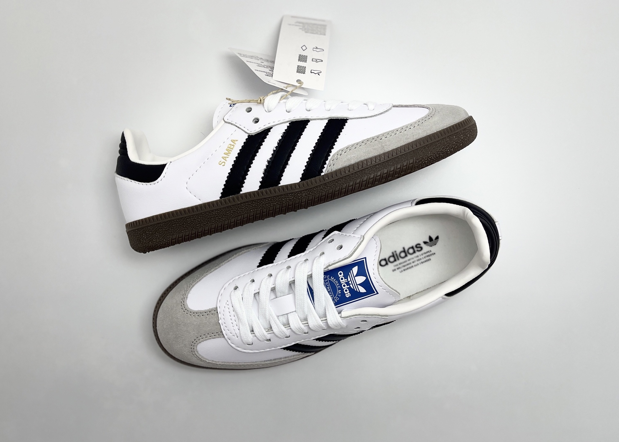 NO:664749,P Ready for sale AD Original Samba OG Retro classic lightweight sneakers This samba shoe showcases high-quality craftsmanship Decorated over-lock stitching and a seamless feel Soft, supple leather styling and signature 3-Stripes complete the sophisticated look Regular fit laces Suede insole on upper Rubber sole Enjoy the soft feel of an orthodontic sleeve Has been winning over fans since its debut in the 50s Item No. B75806  SIZE35.5 36 36.5 37.5 38 38.5 39 40 40.5 41 42 42.5 43 44 44.5 45,19860909P 现货 奥莱特供版本 AD Original Samba OG 复古经典轻便板鞋 这款桑巴鞋展示了高质量的工艺 带有装饰的超锁缝制和无缝的手感 柔软、柔软的皮革造型和标志性的3条纹完成了精致的外观 正规合身鞋带 鞋面上有绒面鞋垫 橡胶鞋底 享受正畸套筒软感 自50年代首次亮相以来就一直在赢得粉丝的青睐 货号B75806 SIZE35.5 36 36.5 37.5 38 38.5 39 40 40.5 41 42 42.5 43 44 44.5 45,,Men's shoes