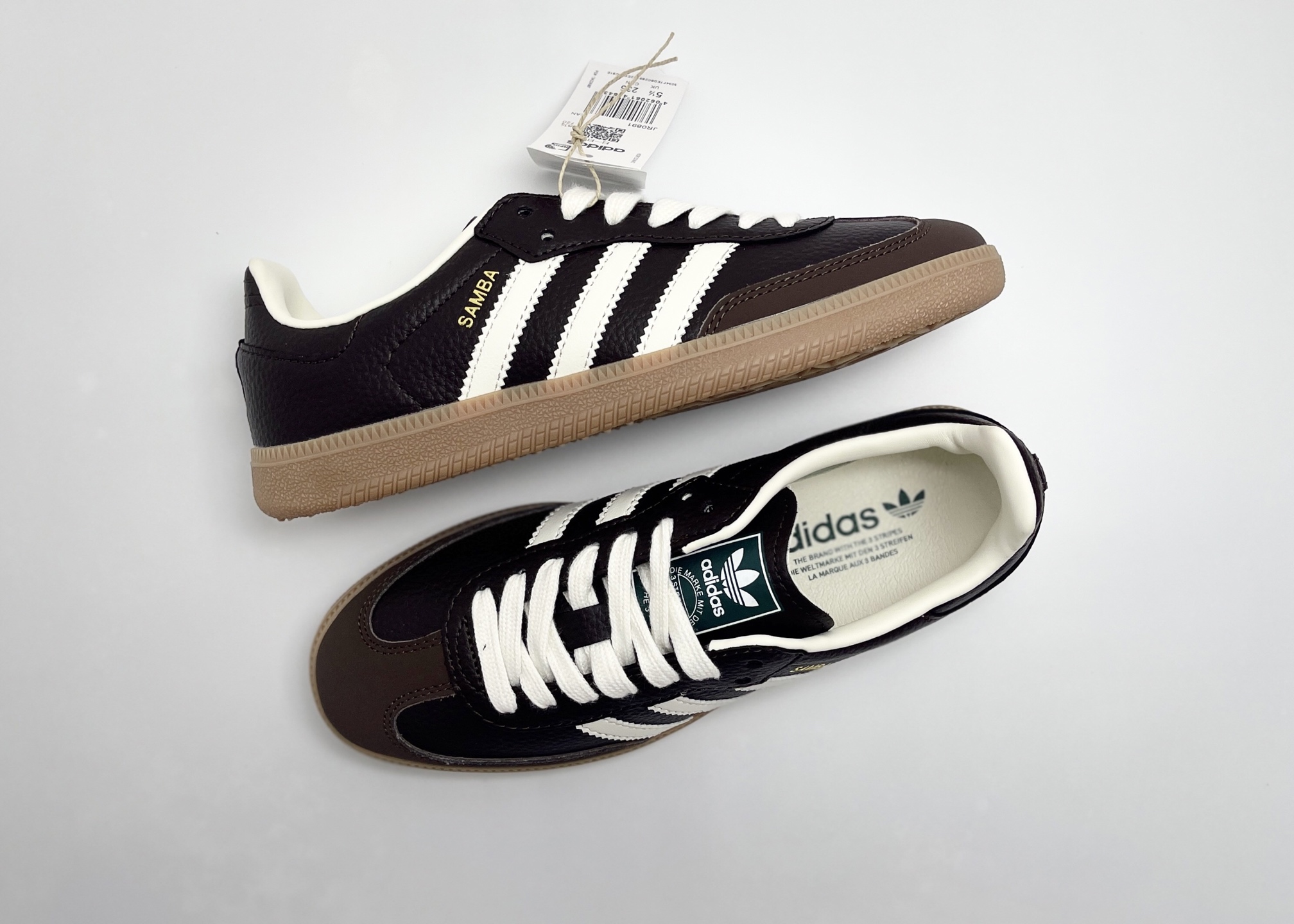 NO:664791,P AD Original Samba OG Retro classic lightweight sneakers Item No. JR0891 Produced by a well-known manufacturer. The quality-controlled outsole version is constantly improved and updated. A full set of original cardboard lasts are developed to ensure the authenticity and perfect presentation of the samba version. One-to-one toe curvature and body curvature. This version is only for the mid-range market. The leather material has been changed. Other data details and processes remain the same. Never complain. Detailed quality control shoe styles can be compared at will.  Correct hot stamping high frequency details Original nano super migration leather Exclusive private molded rubber outsole Original box This samba shoe shows high quality craftsmanship SIZE35.5 36 36.5 37.5 38 38.5 39 40 40.5 41 42 42.5 43 44 44.5 45,19860909P AD Original Samba OG 复古经典轻便板鞋 货号JR0891 口碑大厂出品 品控大底版型不断改良更新 全套原纸板楦头开发 确保原汁原味 完美呈现桑巴版型 一比一鞋头弧度高度鞋身弧度 此版本只针对中端市场 皮料材质有所更替 其他数据细节工艺流程均保持一致 绝不口嗨 细节品控鞋型随意对比 正确烫金高频细节 原装纳米超迁皮料 独家私模橡胶大底 原盒原配 这款桑巴鞋展示了高质量的工艺 SIZE35.5 36 36.5 37.5 38 38.5 39 40 40.5 41 42 42.5 43 44 44.5 45,,Men's shoes