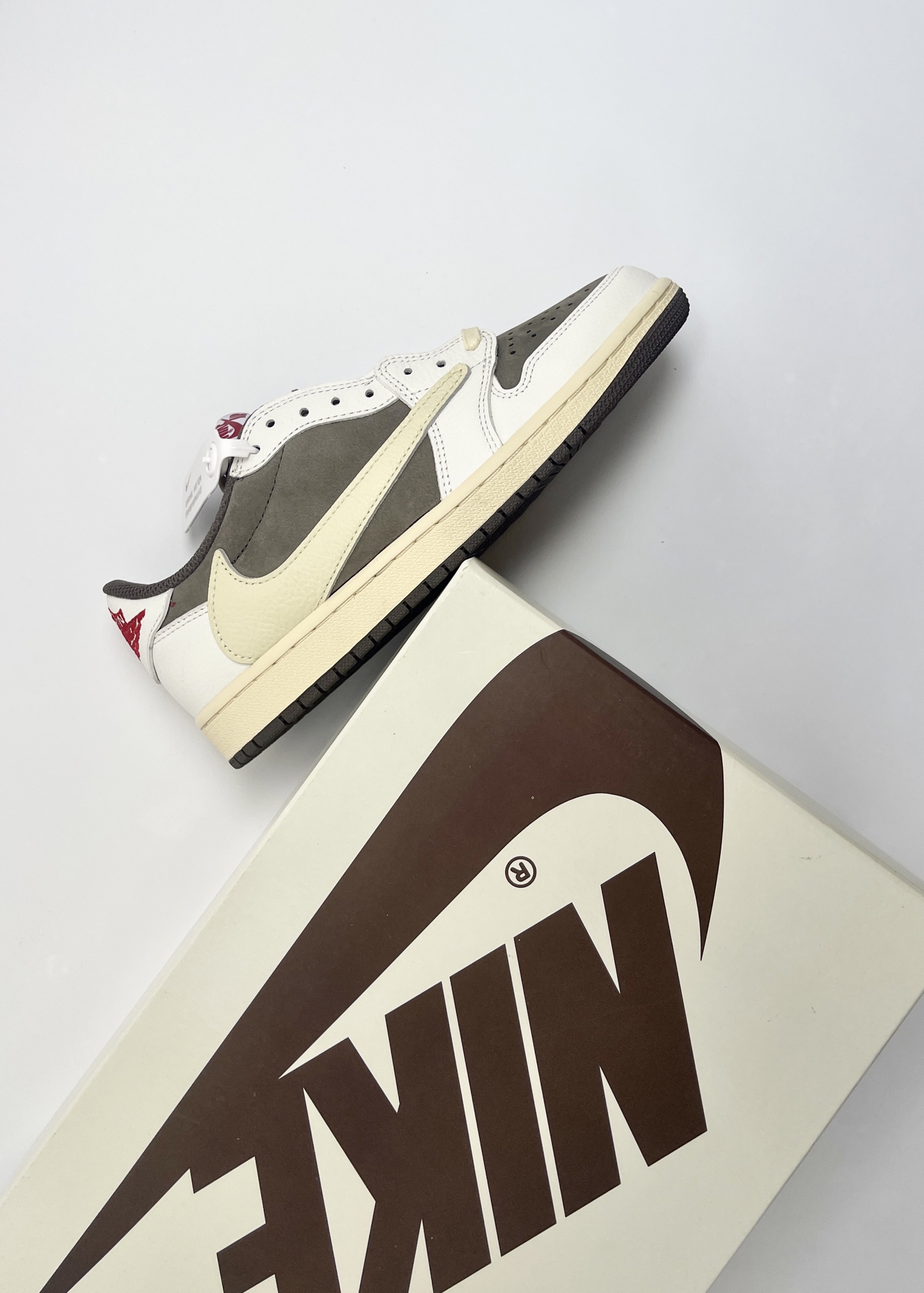 NO:664688,High version, first-class quality control and inspection-free product, color matching is continuously updated, original shoe development, restore company grade Travis Scott x Jordan Air Jordan 1 white brown, reverse mocha, barb 3.0, item number DM7866-162, size 35.5 36 36.5 37.5 38 38.5 39 40 40.5 41 42 42.5 43 44 44.5  45 46 47,19860909高版本 一流品控免检产品 配色持续更新 原鞋开发 还原公司级 Travis Scott x Jordan Air Jordan 1 白棕色 反转摩卡 倒钩3.0 货号DM7866-162 尺码35.5 36 36.5 37.5 38 38.5 39 40 40.5 41 42 42.5 43 44 44.5 45 46 47,,Men's shoes