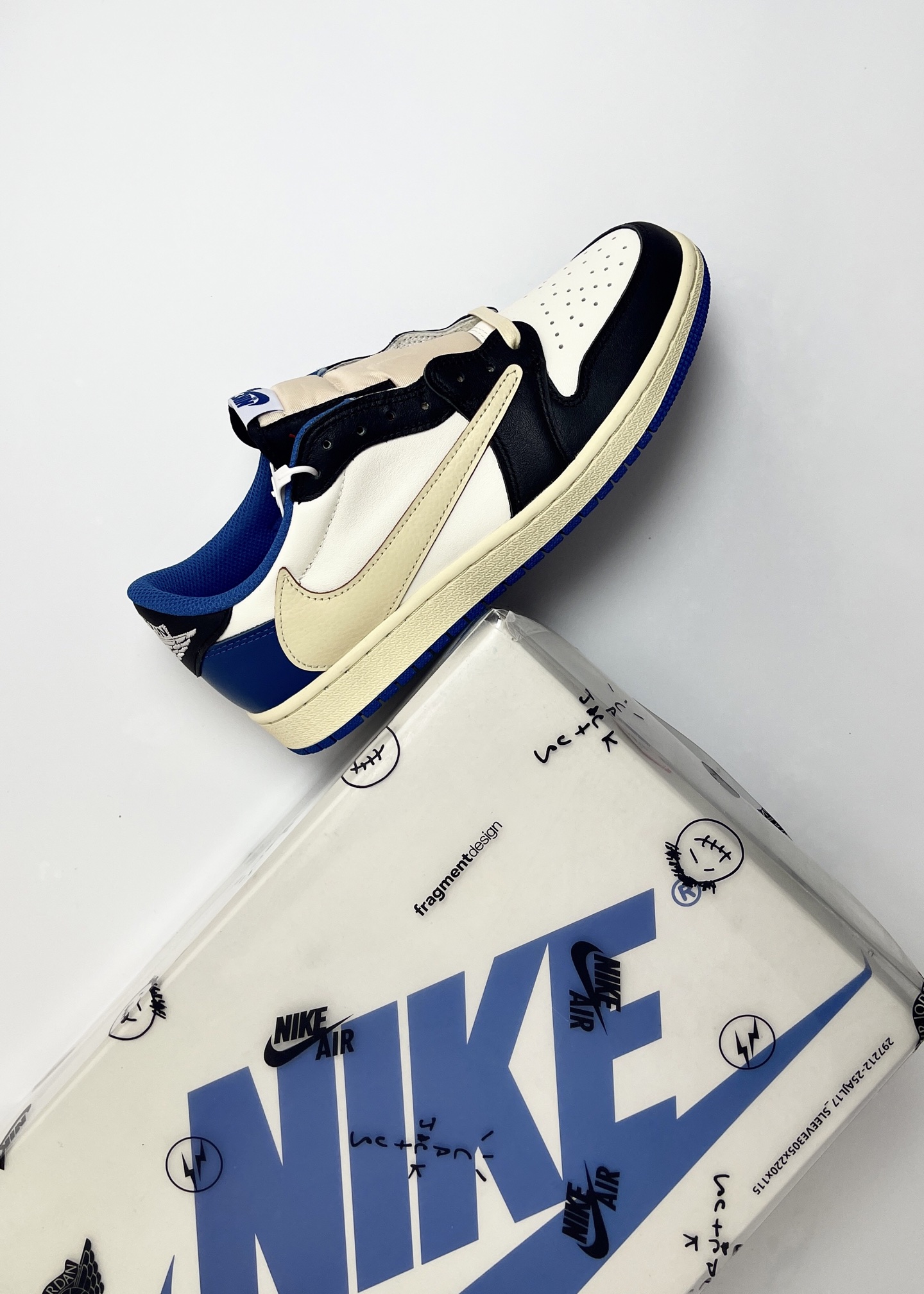 NO:664693,High version of pure original quality, first-class quality control and inspection-free product, color matching is continuously updated, original shoe development, restore company level Travis Scott x Fragment Design x Jordan Air Jordan1 Low OG SP Barb 2.0 Three-party joint lightning white blue black Item number DM7866- Size 36 36.5 37.5 38 38.5 39 40 40.5 41 42 42.5 43 44  44.5 45 46 47,19860909高版本纯原品质 一流品控免检产品 配色持续更新 原鞋开发 还原公司级 Travis Scott x Fragment Design x Jordan Air Jordan1 Low OG SP 倒钩2.0 三方联名闪电 白蓝黑 货号DM7866- 尺码36 36.5 37.5 38 38.5 39 40 40.5 41 42 42.5 43 44 44.5 45 46 47,,Men's shoes
