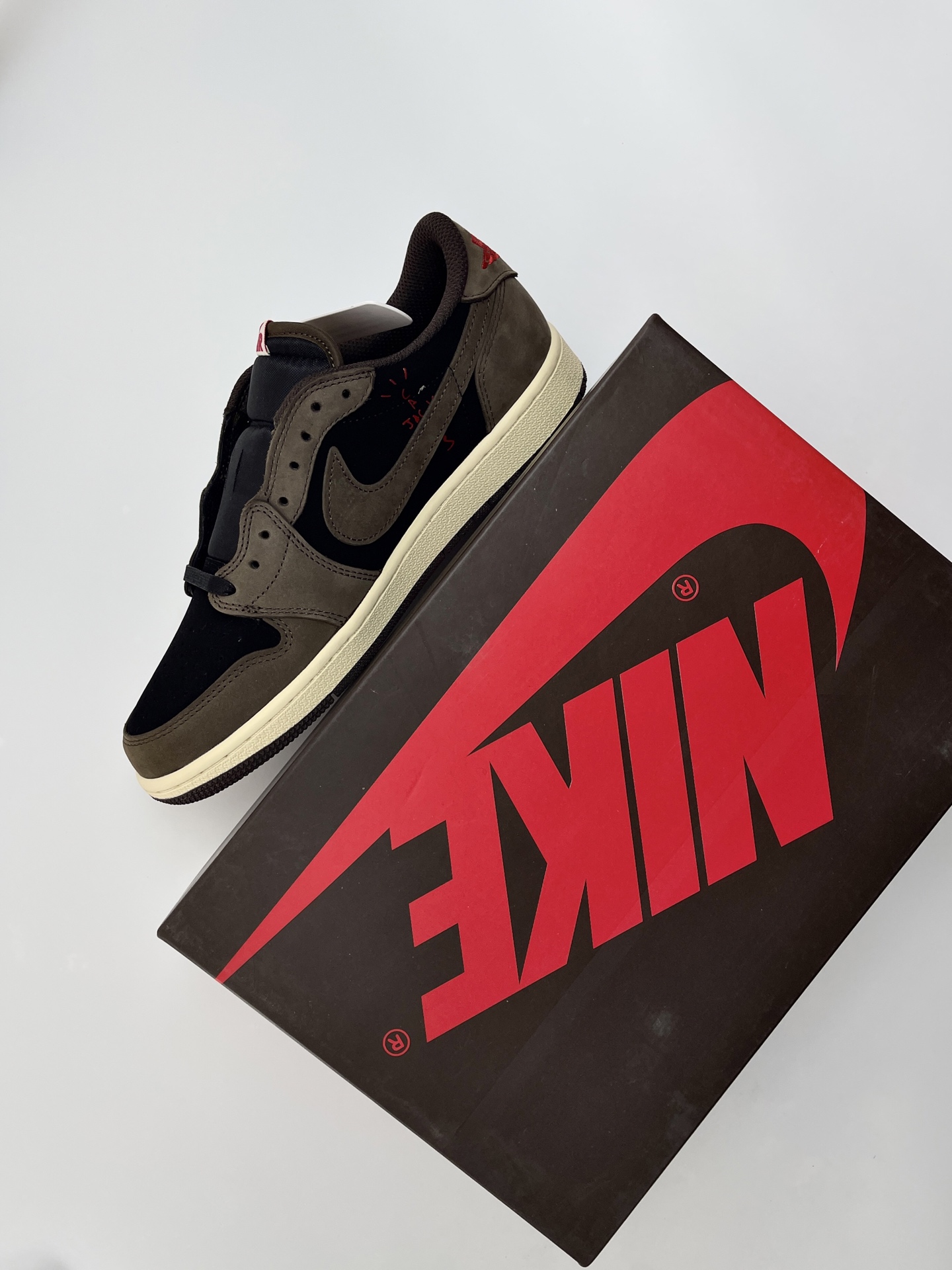 NO:664701,High version, pure original quality, first-class quality control-free product, color matching is continuously updated, original shoe development, restore company-level Travis Scott x Jordan Air Jordan 1 Low OG TS SP Barb 1.0 first generation joint model, dark brown, item number CQ4277-001, size 36 36.5 37.5 38 38.5 39 40 40.5 41 42 42.5 43  44 44.5 45 46 47,19860909高版本 纯原品质 一流品控免检产品 配色持续更新 原鞋开发 还原公司级 Travis Scott x Jordan Air Jordan 1 Low OG TS SP 倒钩1.0初代 联名款 深棕 货号CQ4277-001 尺码36 36.5 37.5 38 38.5 39 40 40.5 41 42 42.5 43 44 44.5 45 46 47,,Men's shoes