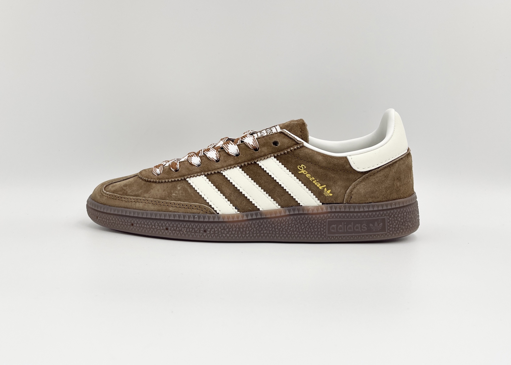 NO:780055,In stock Adidas Handball Spezial KI5938 Adidas classic retro casual sneakers #The whole shoe is made of suede. The beef tendon wear-resistant outsole is a sneaker carrying youthful feelings. The classic three stripes decorate the side of the shoe. The brand recognition is clear. Item No. KI5940 Size 35 36 36.5 37 38 38.5 39 40 40.5 41 42  42.5 43 44 44.5 45,,adidas19860909现货 Adidas Handball Spezial KI5938 阿迪达斯经典复古休闲板鞋 #全鞋采用反毛皮制作 牛筋耐磨大底 承载青春情怀的板鞋 经典三条杠装饰鞋侧 品牌辨识度清晰 货号KI5940 尺码35 36 36.5 37 38 38.5 39 40 40.5 41 42 42.5 43 44 44.5 45,,adidas,Men's shoes