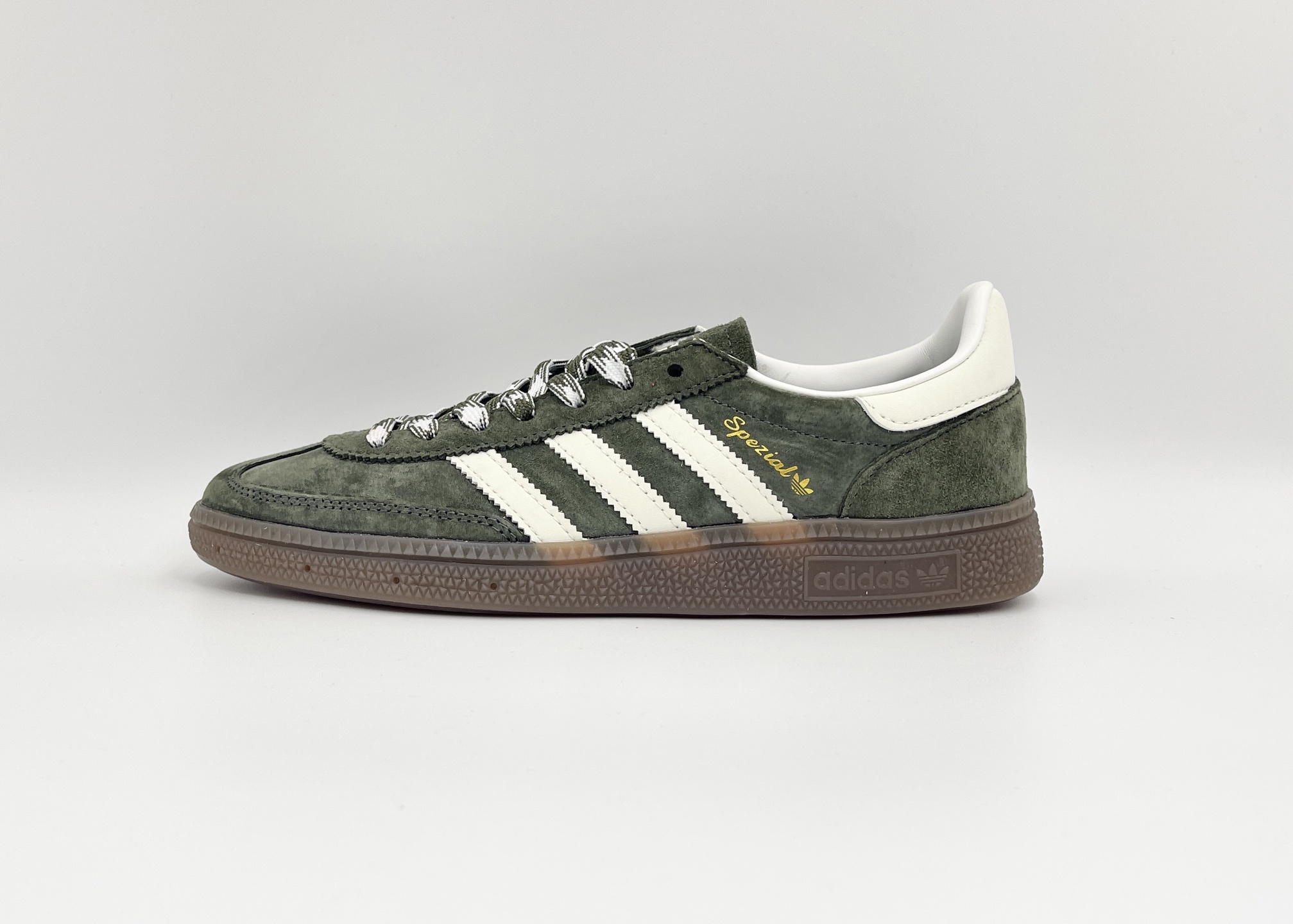 NO:780061,In stock, pure original Adidas Handball Spezial KI5938 Adidas classic retro casual sneakers #The whole shoe is made of suede. The beef tendon wear-resistant outsole is a sneaker that carries youthful feelings. The classic three stripes decorate the side of the shoe. The brand recognition is clear. Item number KI5940. Size 35 36 36.5 37 38 38.5 39 40 40.5 41 42  42.5 43 44 44.5 45,,adidas19860909现货 纯原 Adidas Handball Spezial KI5938 阿迪达斯经典复古休闲板鞋 #全鞋采用反毛皮制作 牛筋耐磨大底 承载青春情怀的板鞋 经典三条杠装饰鞋侧 品牌辨识度清晰 货号KI5940 尺码35 36 36.5 37 38 38.5 39 40 40.5 41 42 42.5 43 44 44.5 45,,adidas,Men's shoes
