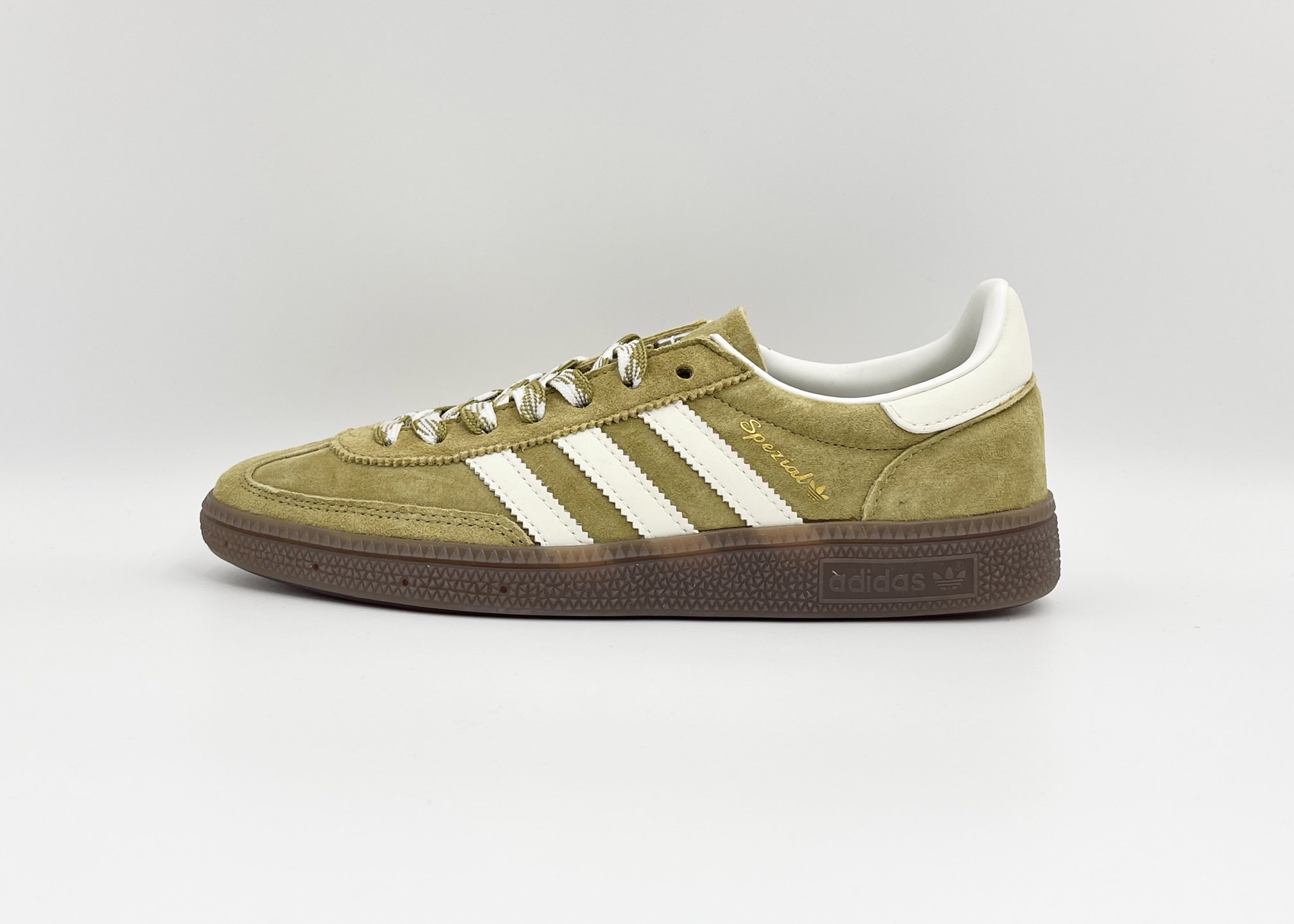 NO:780067,In stock Adidas Handball Spezial KI5938 Adidas classic retro casual sneakers #The whole shoe is made of suede. The beef tendon wear-resistant outsole is a sneaker carrying youthful feelings. The classic three stripes decorate the side of the shoe. The brand is clearly identifiable. Item No. kI5939 Size 35 36 36.5 37 38 38.5 39 40 40.5 41 42  42.5 43 44 44.5 45,,adidas19860909现货 Adidas Handball Spezial KI5938 阿迪达斯经典复古休闲板鞋 #全鞋采用反毛皮制作 牛筋耐磨大底 承载青春情怀的板鞋 经典三条杠装饰鞋侧 品牌辨识度清晰 货号kI5939 尺码35 36 36.5 37 38 38.5 39 40 40.5 41 42 42.5 43 44 44.5 45,,adidas,Men's shoes