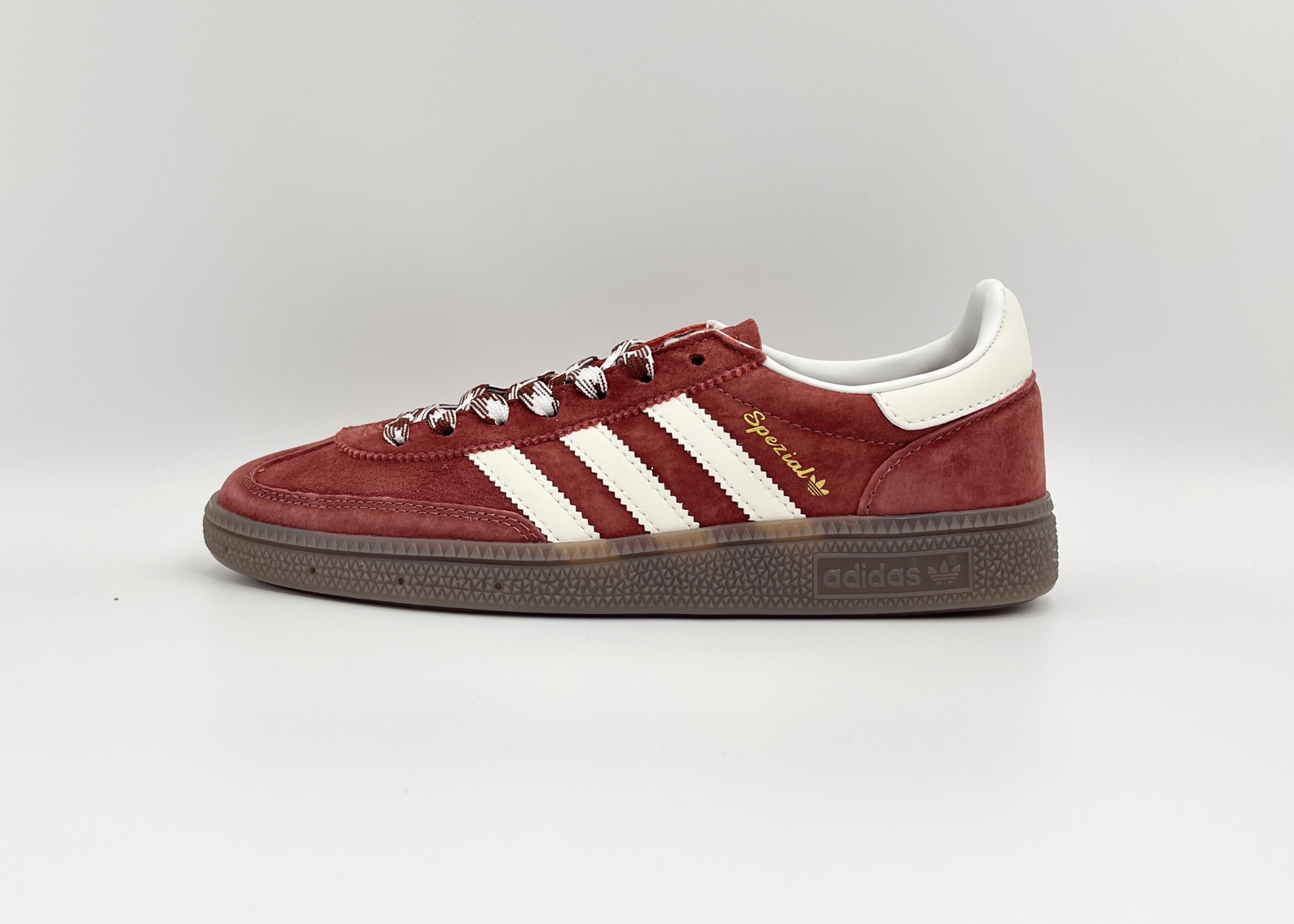 NO:780072,In stock Adidas Handball Spezial Adidas classic retro casual sneakers #The whole shoe is made of suede. The beef tendon wear-resistant outsole is a sneaker that carries youthful feelings. The classic three stripes decorate the side of the shoe. The brand is clearly identifiable. Item number kI5937 Size 35 36 36.5 37 38 38.5 39 40 40.5 41 42 42.5 43  44 44.5 45,,adidas19860909现货 Adidas Handball Spezial 阿迪达斯经典复古休闲板鞋 #全鞋采用反毛皮制作 牛筋耐磨大底 承载青春情怀的板鞋 经典三条杠装饰鞋侧 品牌辨识度清晰 货号kI5937 尺码35 36 36.5 37 38 38.5 39 40 40.5 41 42 42.5 43 44 44.5 45,,adidas,Men's shoes