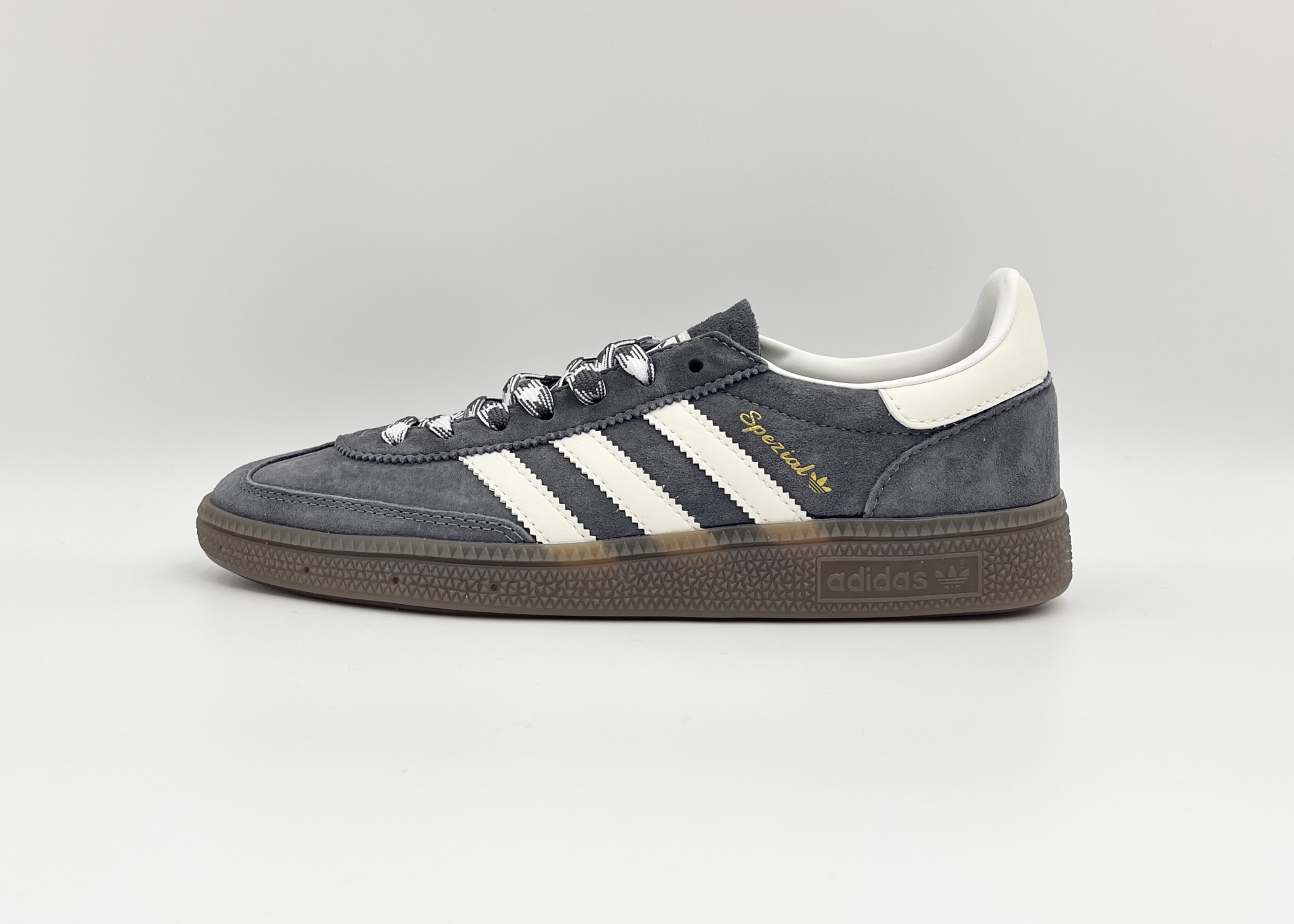 NO:780079,Ready stock Adidas Handball Spezial Adidas classic retro casual sneakers #The whole shoe is made of suede. The beef tendon wear-resistant outsole is a sneaker that carries youthful feelings. The classic three stripes decorate the side of the shoe. The brand is clearly identifiable. Item No. kj6303 Size 35 36 36.5 37 38 38.5 39 40 40.5 41 42 42.5 43  44 44.5 45,,adidas19860909现货 Adidas Handball Spezial 阿迪达斯经典复古休闲板鞋 #全鞋采用反毛皮制作 牛筋耐磨大底 承载青春情怀的板鞋 经典三条杠装饰鞋侧 品牌辨识度清晰 货号kj6303 尺码35 36 36.5 37 38 38.5 39 40 40.5 41 42 42.5 43 44 44.5 45,,adidas,Men's shoes