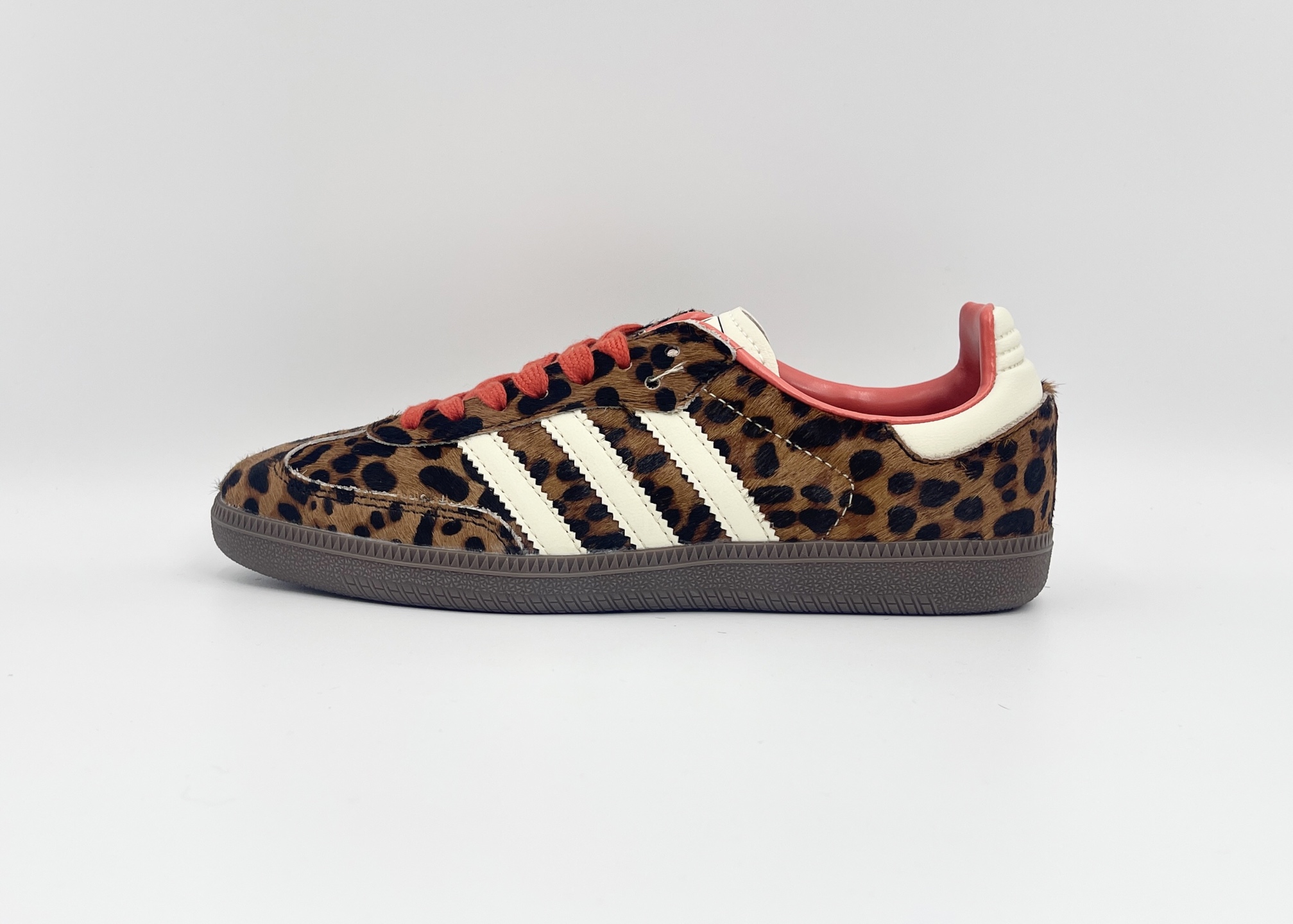 NO:780077,Ready stock Genuine horse hair version Addis Original Samba OG retro samba shoes This samba shoe showcases high-quality craftsmanship Decorated over-lock stitching and a seamless feel Soft, supple leather styling and signature 3-stripes complete the sophisticated look Regular fit laces Suede insole on upper Rubber sole Enjoy the soft feel of orthodontic sleeves Item No. JI2734 Size 35.5 36 36.5 37 38  38.5 39 40 40.5 41 42 42.5 43 44 45,19860909现货 真马毛版本 Addis Original Samba OG 复古桑巴板鞋 这款桑巴鞋展示了高质量的工艺 带有装饰的超锁缝制和无缝的手感 柔软、柔软的皮革造型和标志性的3条纹完成了精致的外观 正规合身鞋带 鞋面上有绒面鞋垫 橡胶鞋底 享受正畸套筒软感 货号JI2734 尺码35.5 36 36.5 37 38 38.5 39 40 40.5 41 42 42.5 43 44 45,,Men's shoes