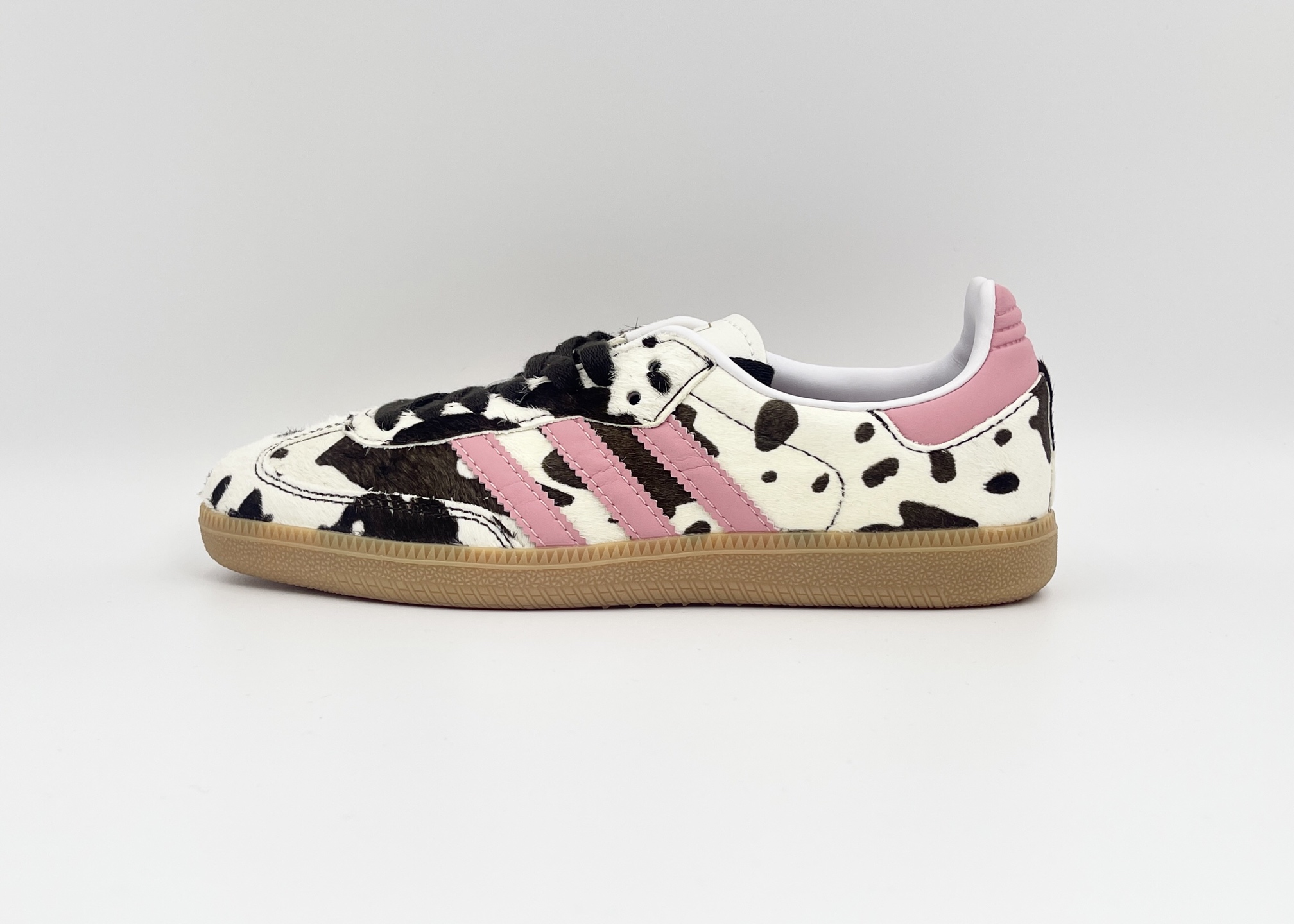 NO:780083,Ready stock Real horse hair version Adidas Samba OG This shoe's upper is spliced with a variety of materials (stitching/stitching) The Superstar series is favored by many skateboarders. This Superstar classic shoe follows the 50-year-old shell toe style and continues the past. It is designed with a leather upper and a thick all-inclusive outsole. The hot stamping logo will accompany you to leave a brilliant trajectory like a 'shooting star' on the skateboard. Official item number: KK2239LFZ Size: 35.5  36 36.5 37.5 38 38.5 39 40 40.5 41,,adidas19860909现货 真马毛版本 Adidas Samba OG 该鞋款鞋面采用多种材料拼接(缝/车线) Superstar系列又备受众多滑板爱好者的青睐 这款Superstar经典鞋 沿用50年来的贝壳鞋头样式 继往开来 采用皮革鞋面和浑厚全包大底设计 烫金徽标伴你在滑板上留下“流星”般绚丽的轨迹 官方货号: KK2239LFZ 尺码: 35.5 36 36.5 37.5 38 38.5 39 40 40.5 41,,adidas,Men's shoes