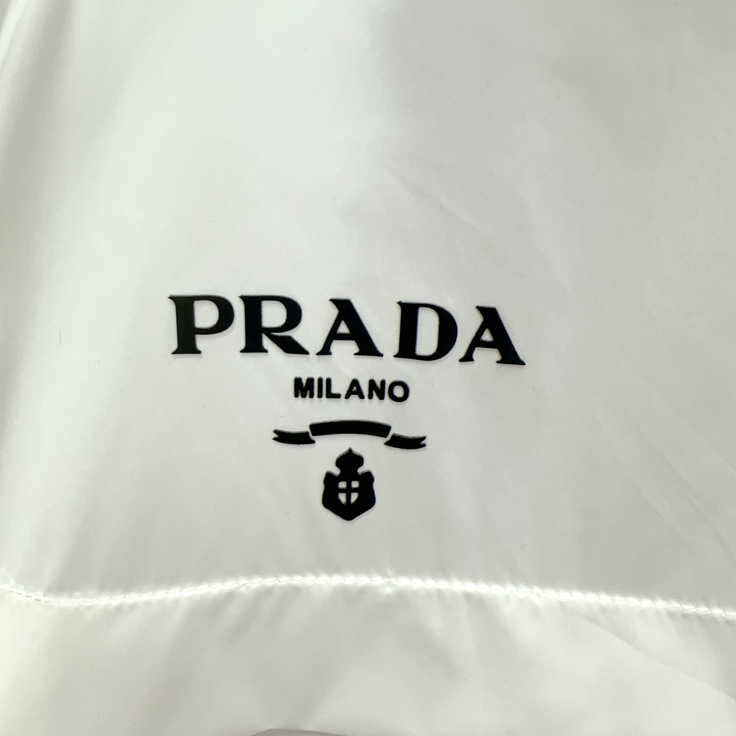 Prada普拉达夏季新款防晒服时尚百搭外套标志性图案设计面料采用聚酯纤维料亲肤舒适整体又有很好的挺括感客