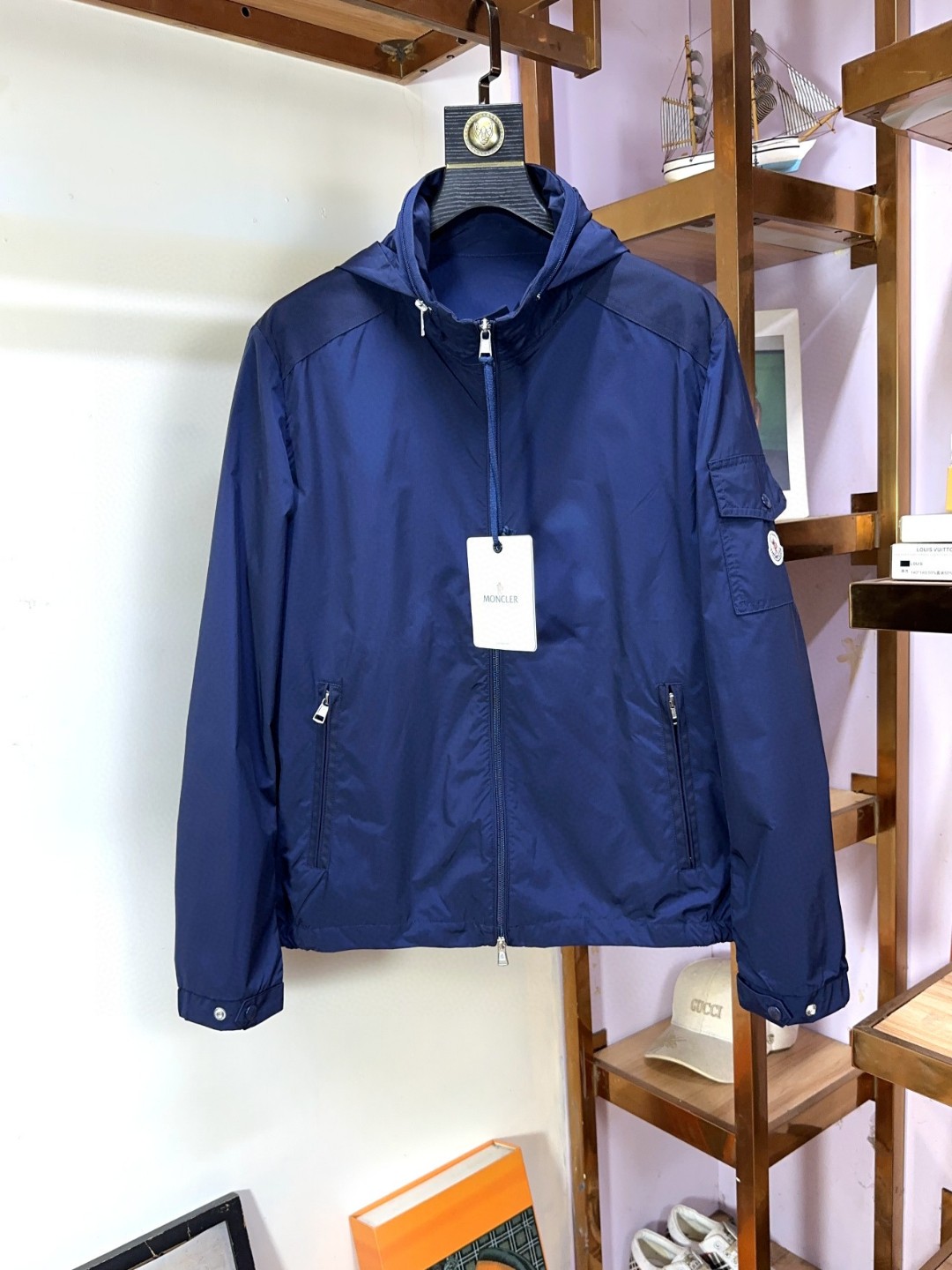 NO:131132,Moncler mask new fashionable high-end men's style, classic jacket recommendation!  Men's jacket, fashionable and casual jacket, high-woven and super delicate high-tech smooth composite fabric material, the texture of the fabric is very high-end and delicate, with a strong sense of class, and the auxiliary materials are all customized to create a brand logo. It is both business and casual, and the style is versatile and suitable for all occasions. Anyone can easily control it!  1-5 codes, christian louboutin, Moncler, jackets & coats, jackets & coats, alexander wang19860909Moncler 蒙口 新款时尚高端男款,经典爆款夹克推荐！男士外套,时尚休闲外套夹克 ,高织超细腻的高科技爽滑复合布材质,面料的质感很高档细腻,档次感强 ,辅料全定制出品牌logo.商务休闲兼备款,款式百搭适合各种场合 ,任何人都可以轻松驾驭！码数1-5码,,christian louboutin,Moncler,jackets & coats,jackets & coats,alexander wang,Men's clothing