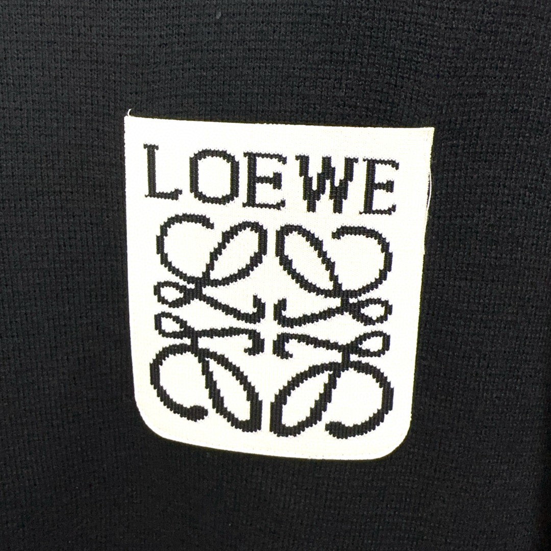 Loewe罗意威采用100%真羊毛混纺材质柔顺保暖顶尖抗起球性能采用进口日本岛精无缝电脑横机全卷边编织单